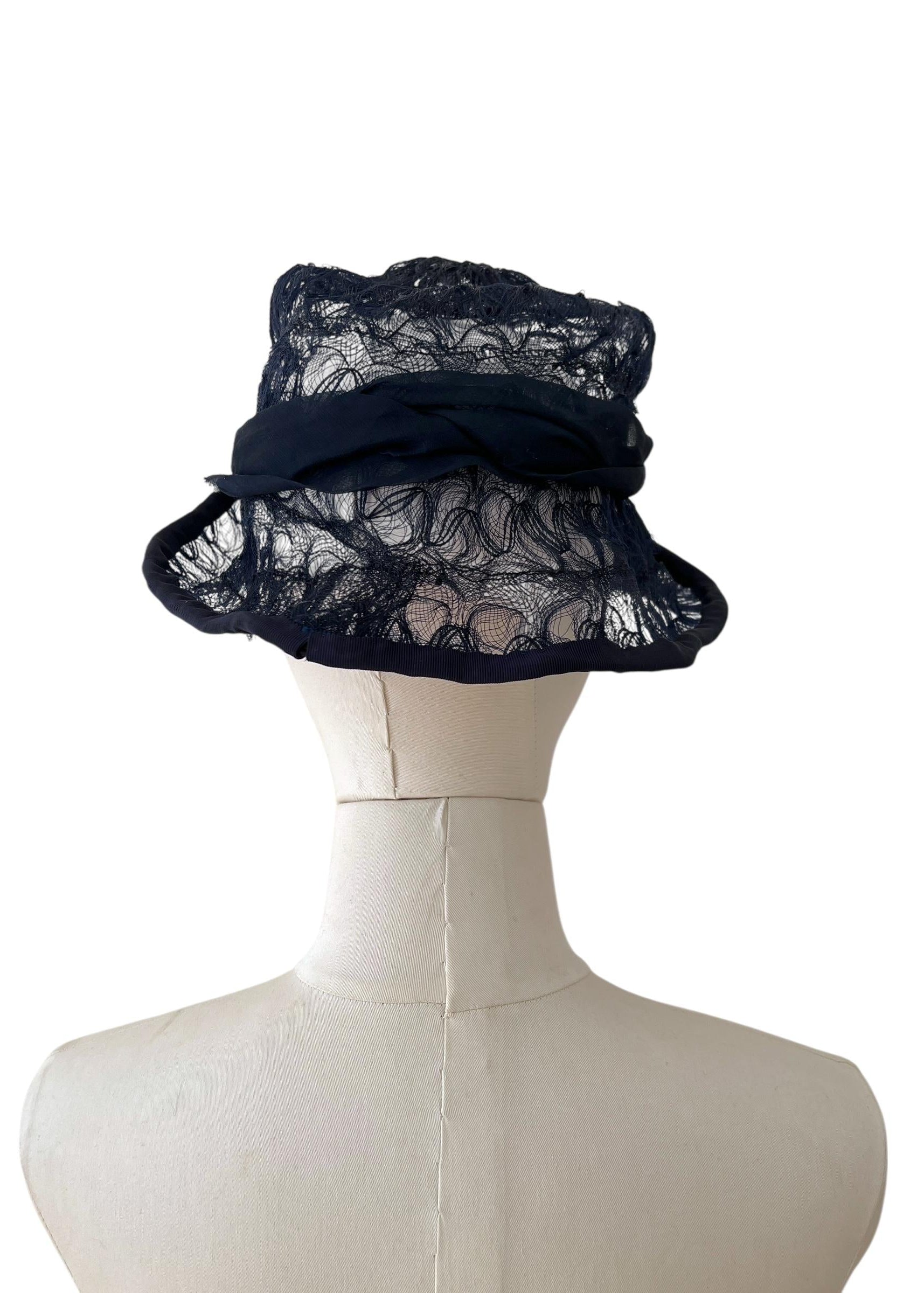 Cappellino lavorato con quello che sembra un filo di nylon con fantasia aperta