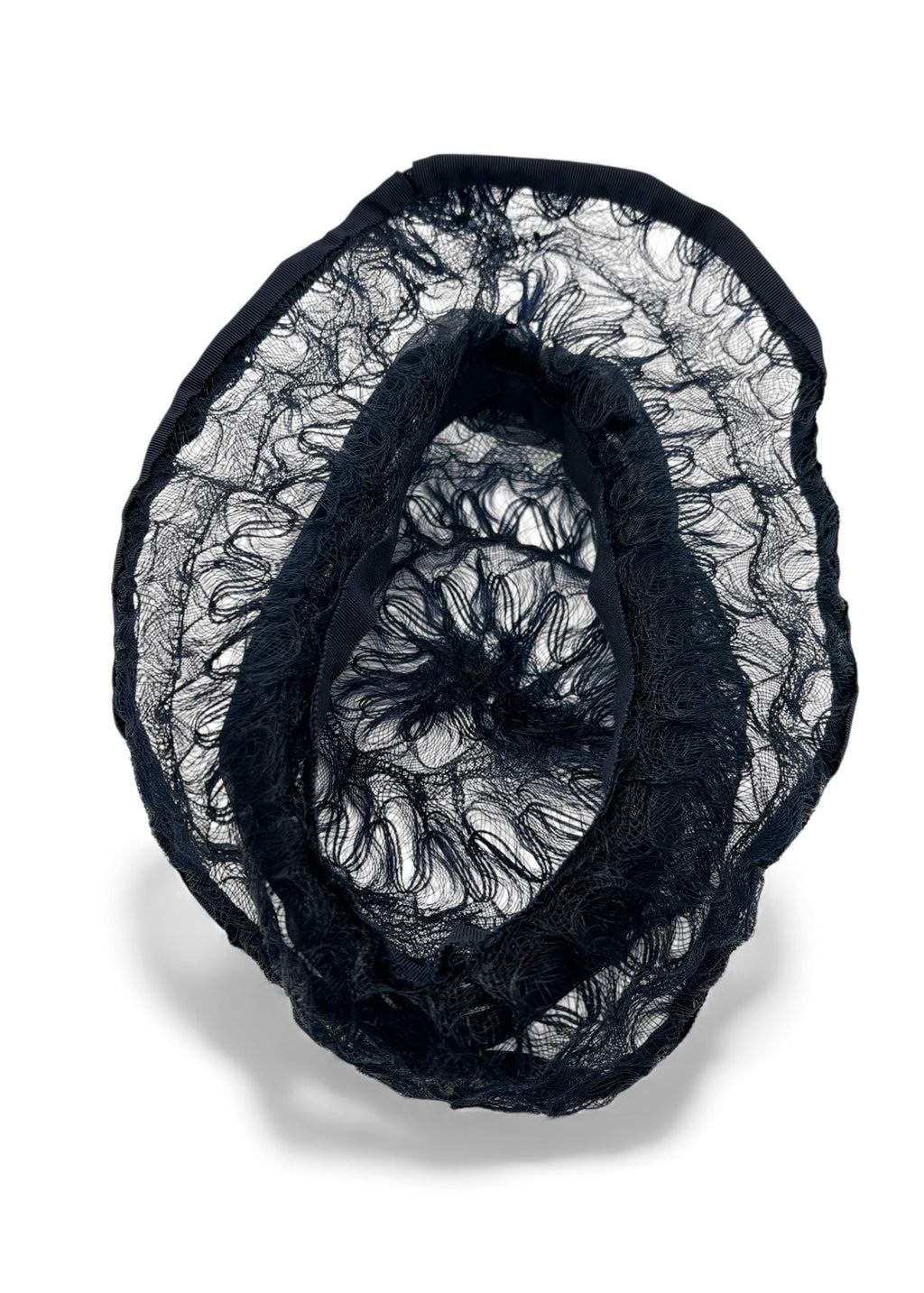 Cappellino lavorato con quello che sembra un filo di nylon con fantasia aperta