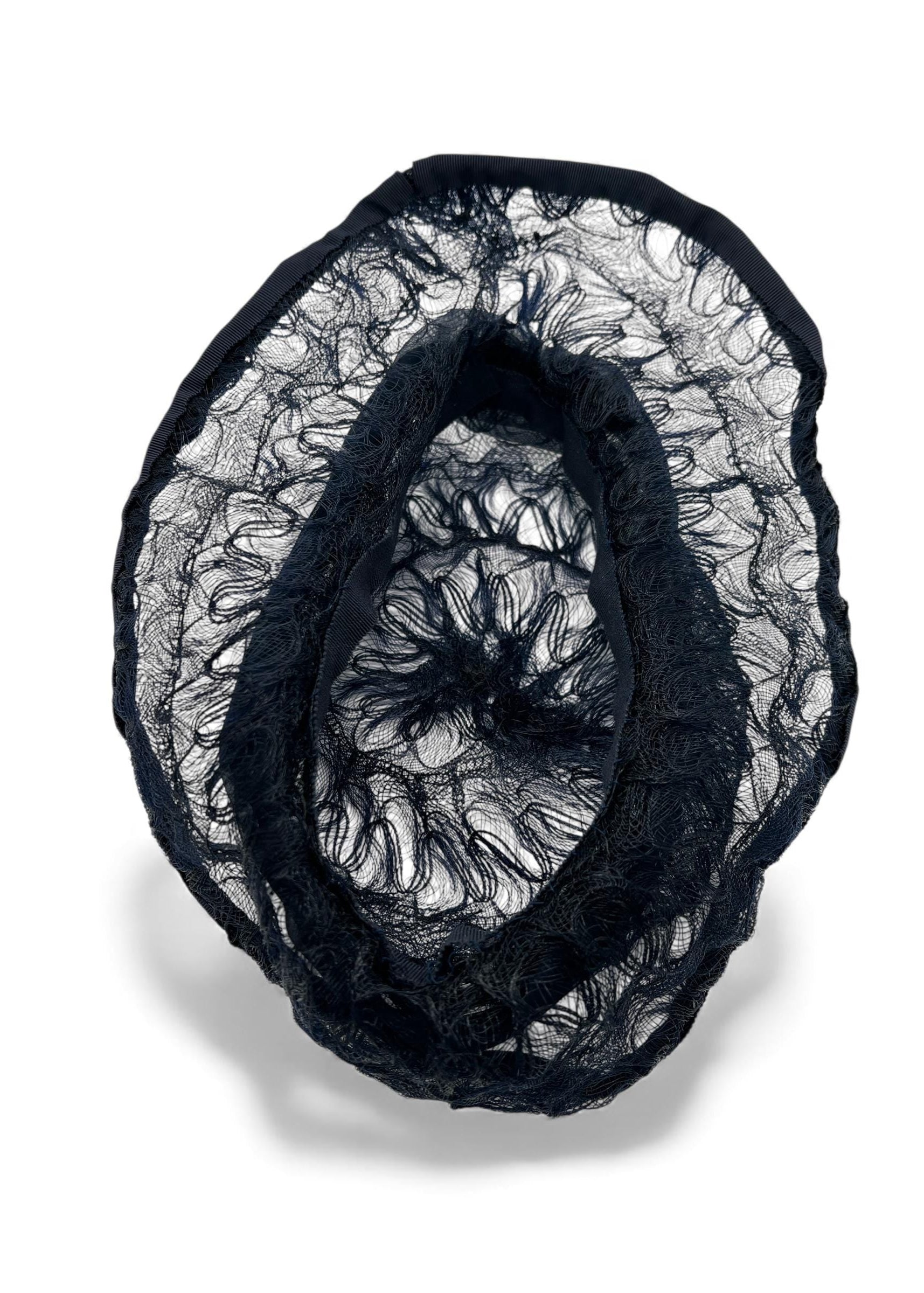 Cappellino lavorato con quello che sembra un filo di nylon con fantasia aperta