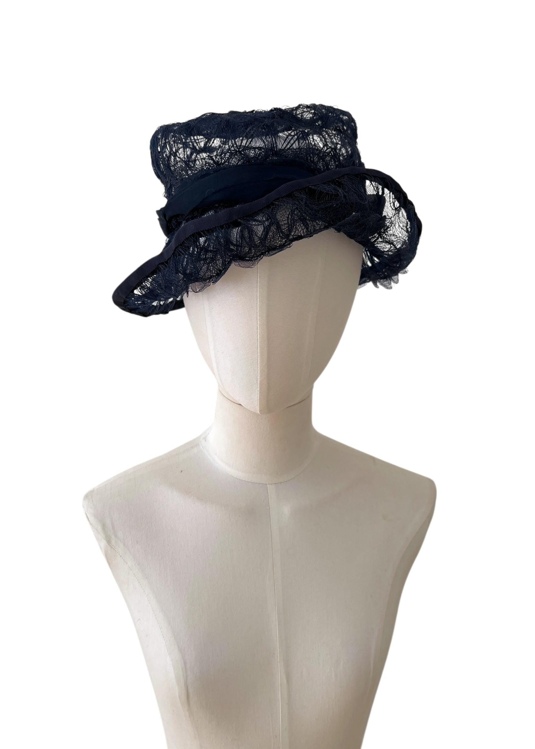 Cappellino lavorato con quello che sembra un filo di nylon con fantasia aperta