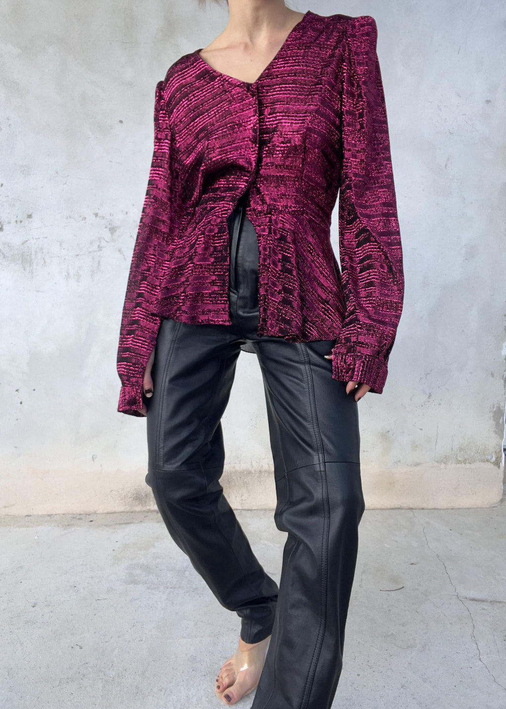 Pantaloni di pelle a vita alta dalla linea affusolata con tasche zip metalliche sul davanti
