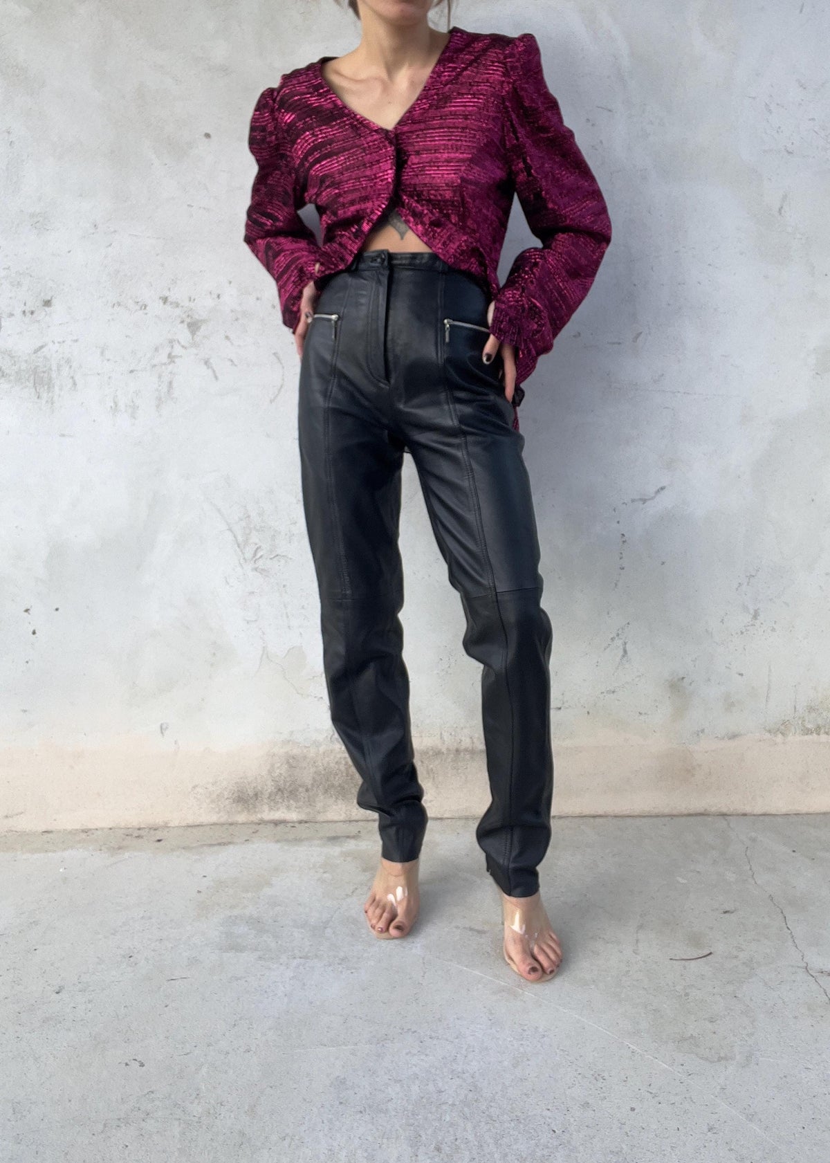 Pantaloni di pelle a vita alta dalla linea affusolata con tasche zip metalliche sul davanti