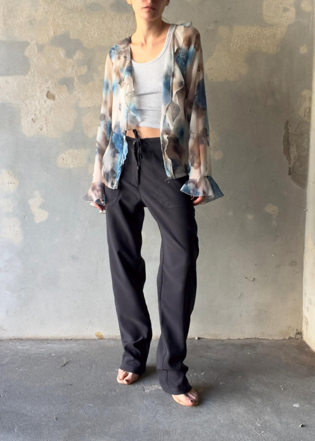 Camicia vintage semitrasparente con fiori blu e Rouches sul collo e manica