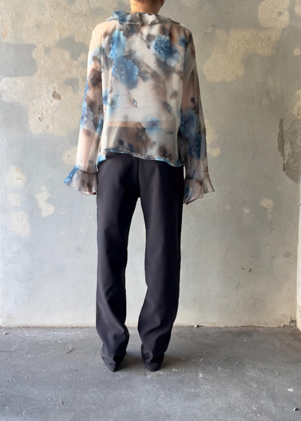 Camicia vintage semitrasparente con fiori blu e Rouches sul collo e manica