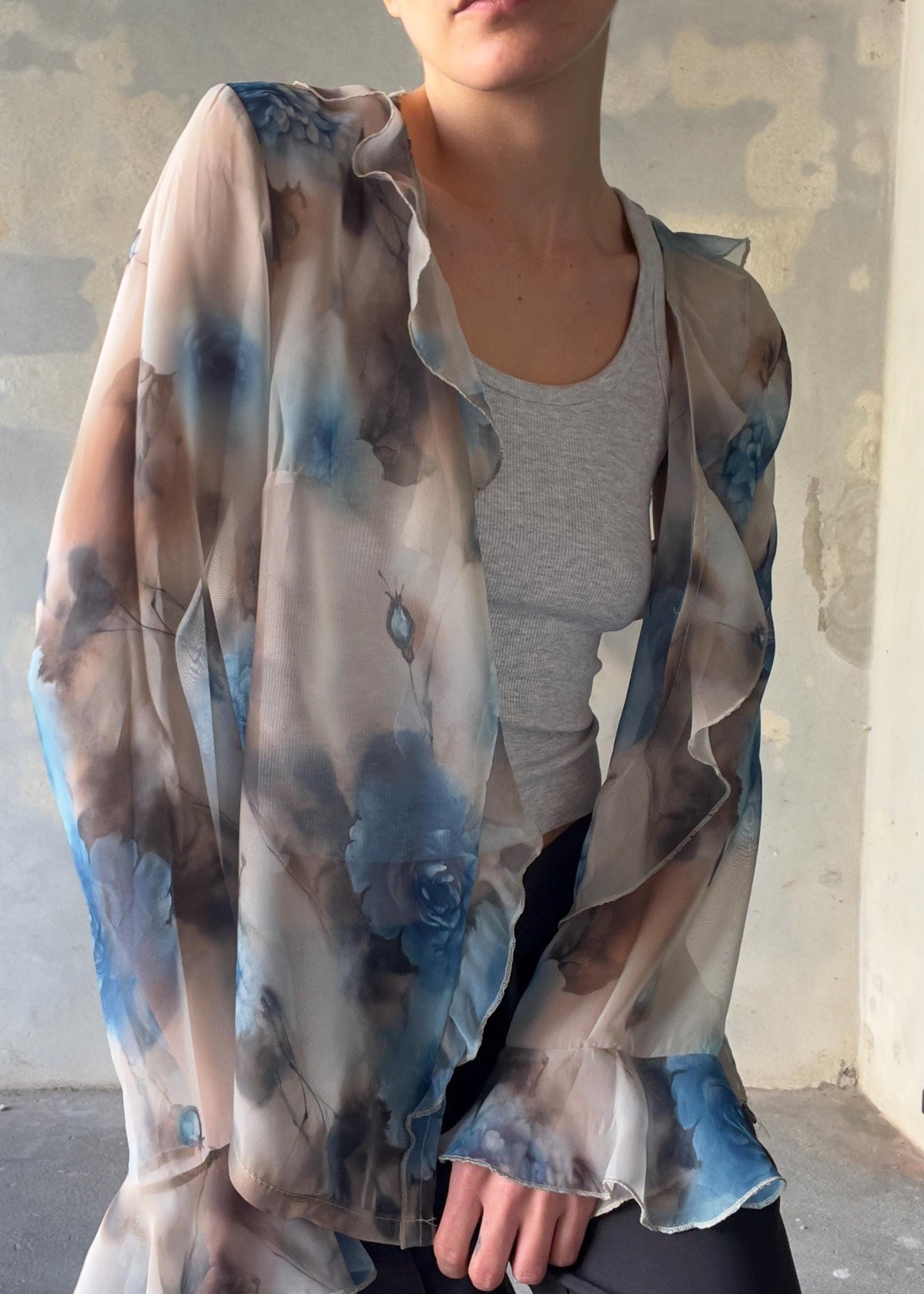 Camicia vintage semitrasparente con fiori blu e Rouches sul collo e manica