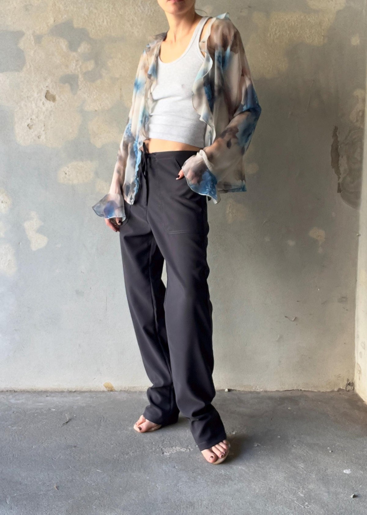 Pantaloni vintage sporty con tasche sul davanti e laccio in vita