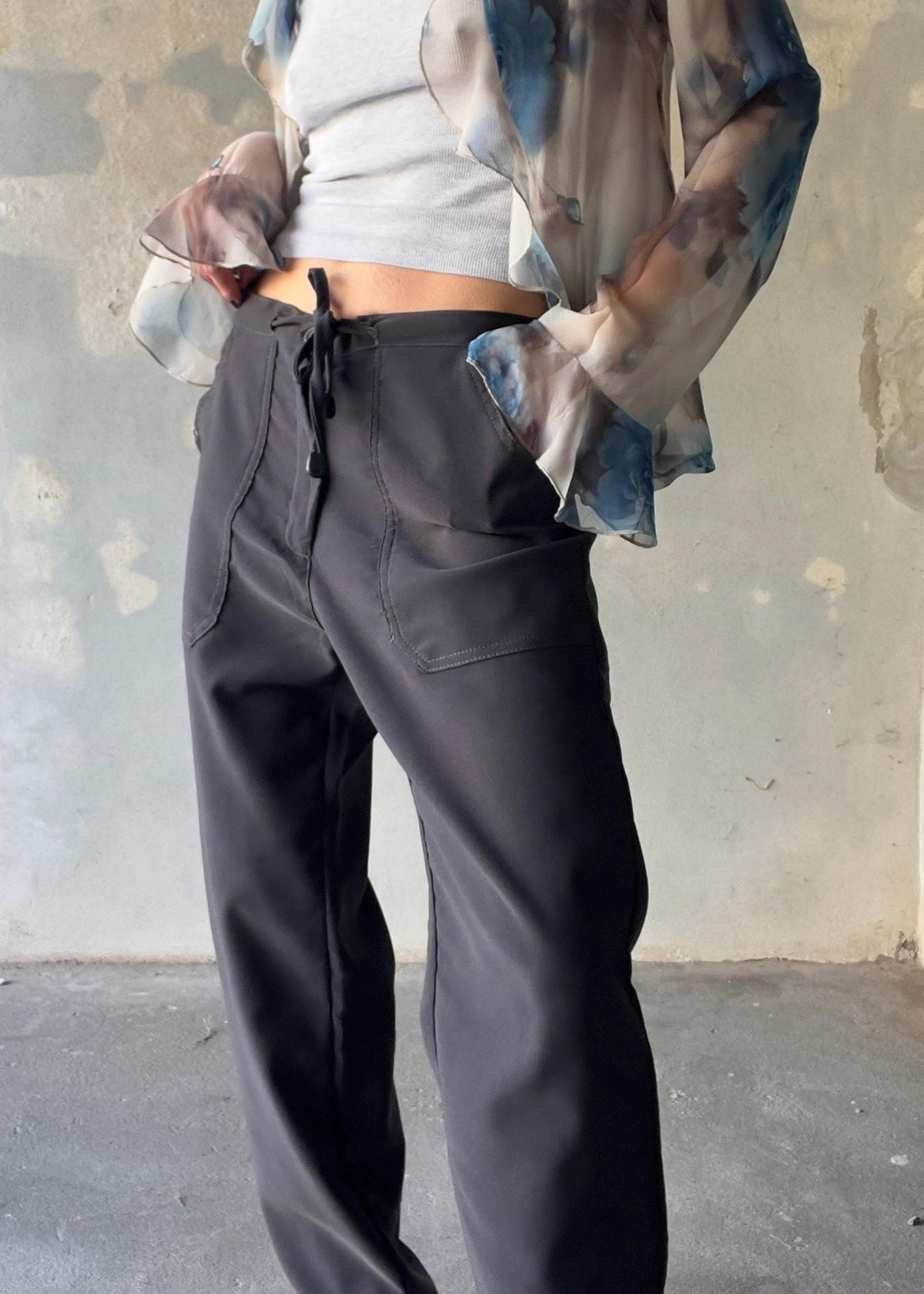 Pantaloni vintage sporty con tasche sul davanti e laccio in vita