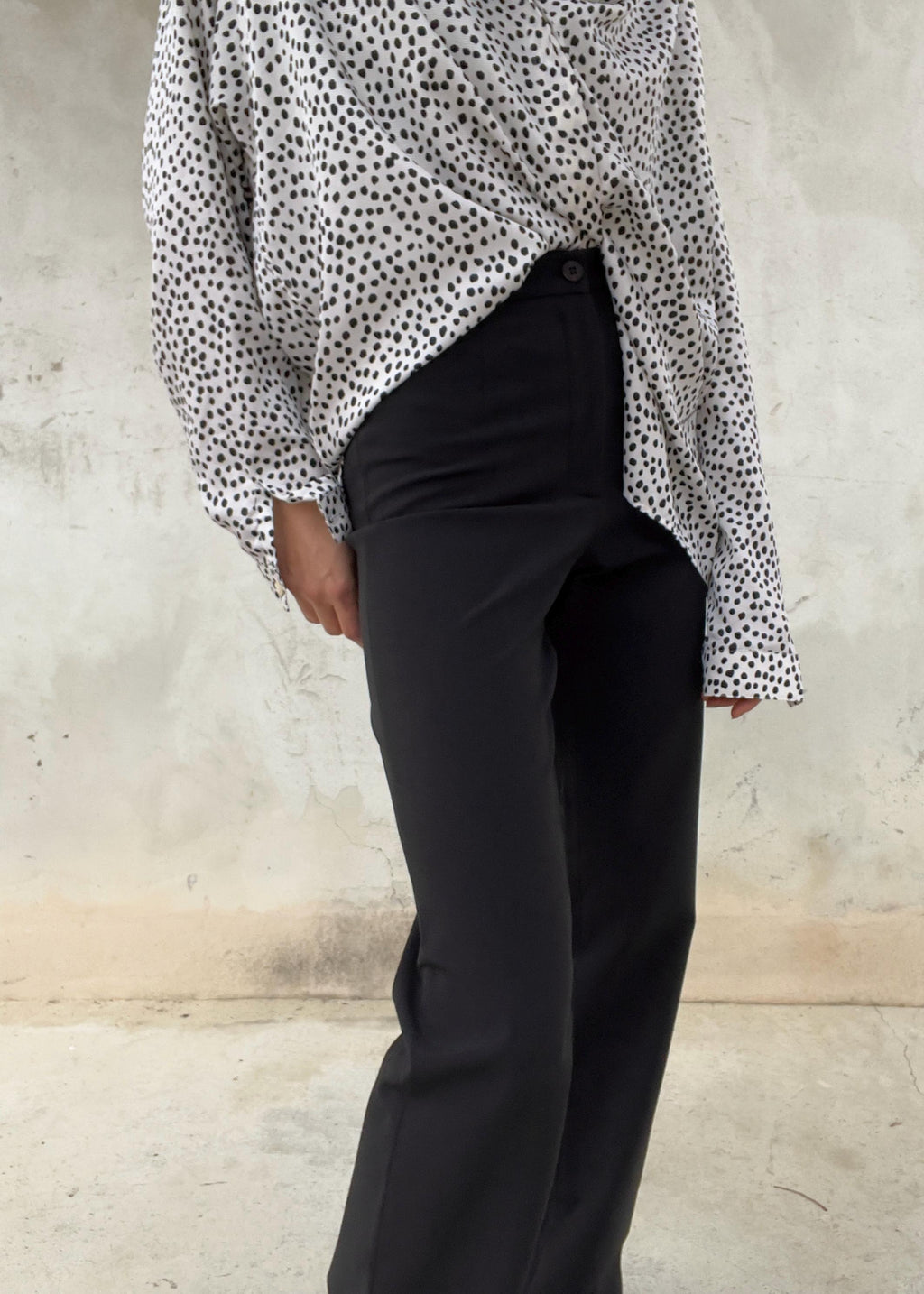Pantaloni in tessuto nero stretch, a vita alta con gamba dritta
