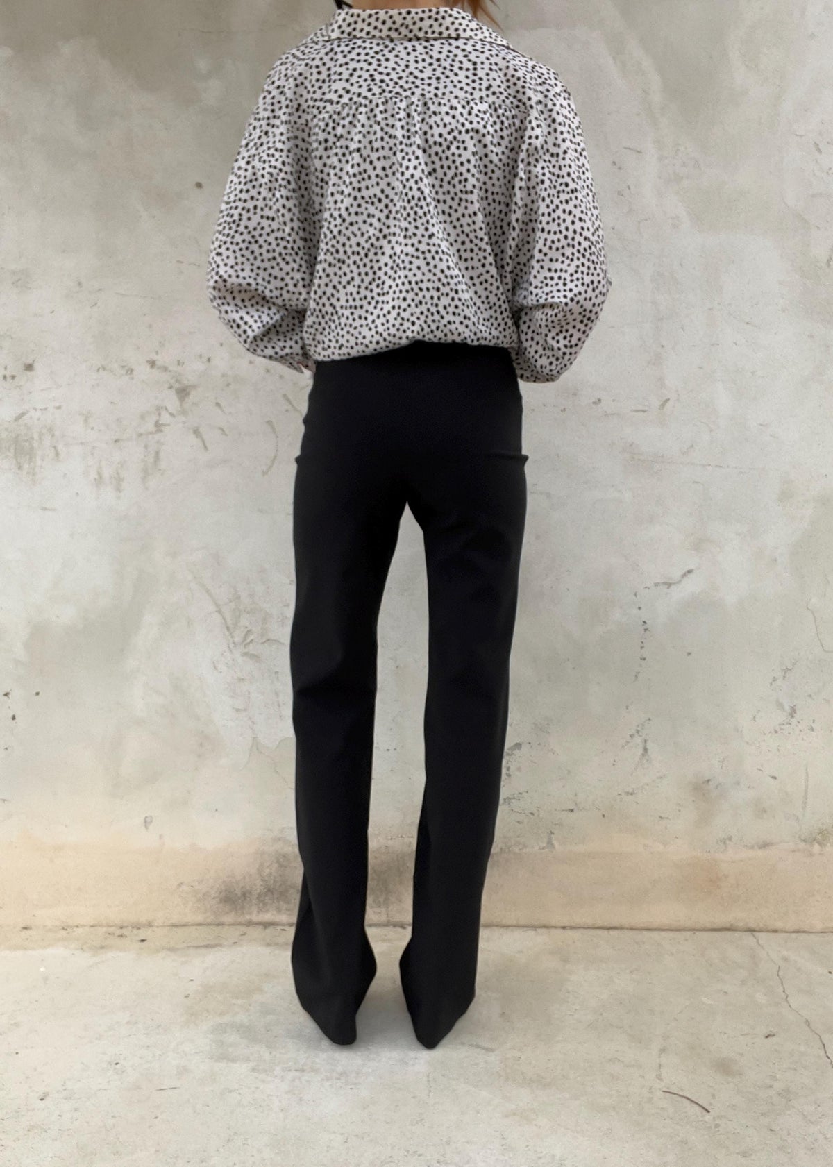 Pantaloni in tessuto nero stretch, a vita alta con gamba dritta