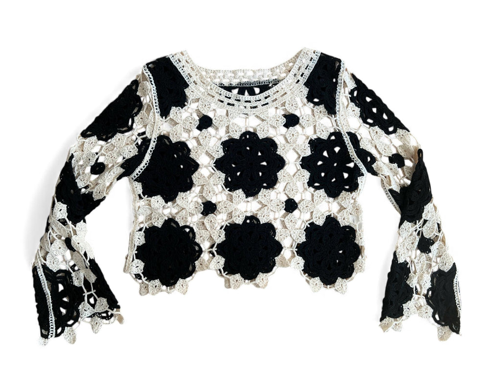 Top a manica lunga crochet bianco e nero