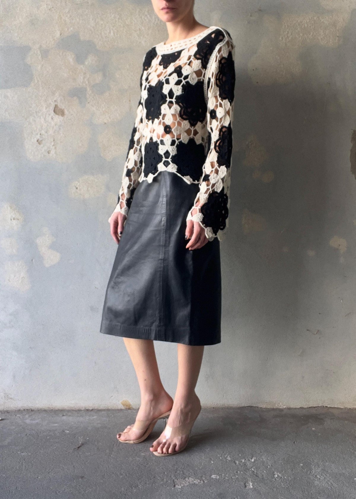 Top a manica lunga crochet bianco e nero
