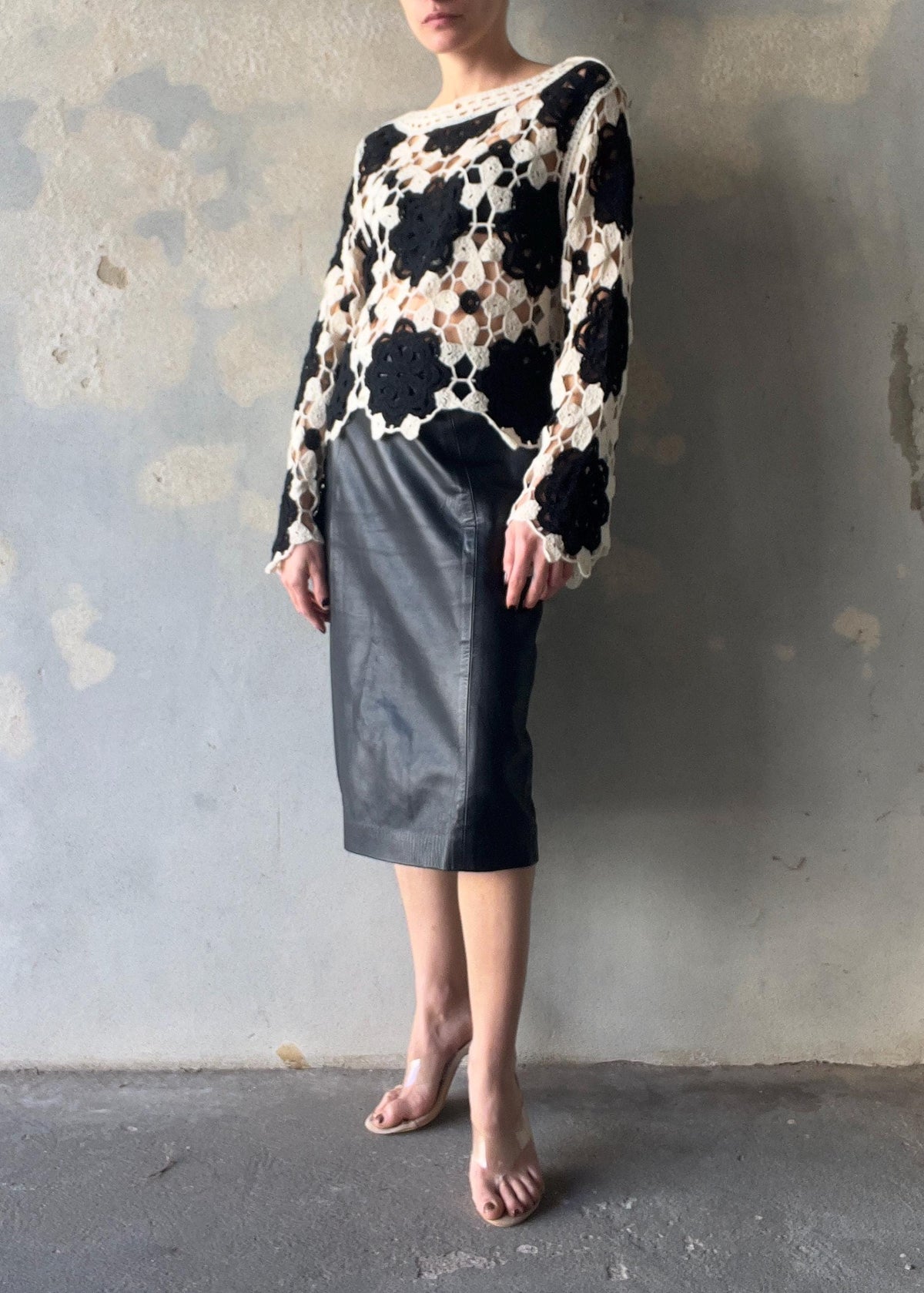 Top a manica lunga crochet bianco e nero