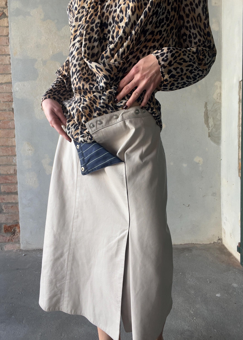 Gonna vintage in pelle panna con snap metallici e interno foderato in tessuto blu gessato