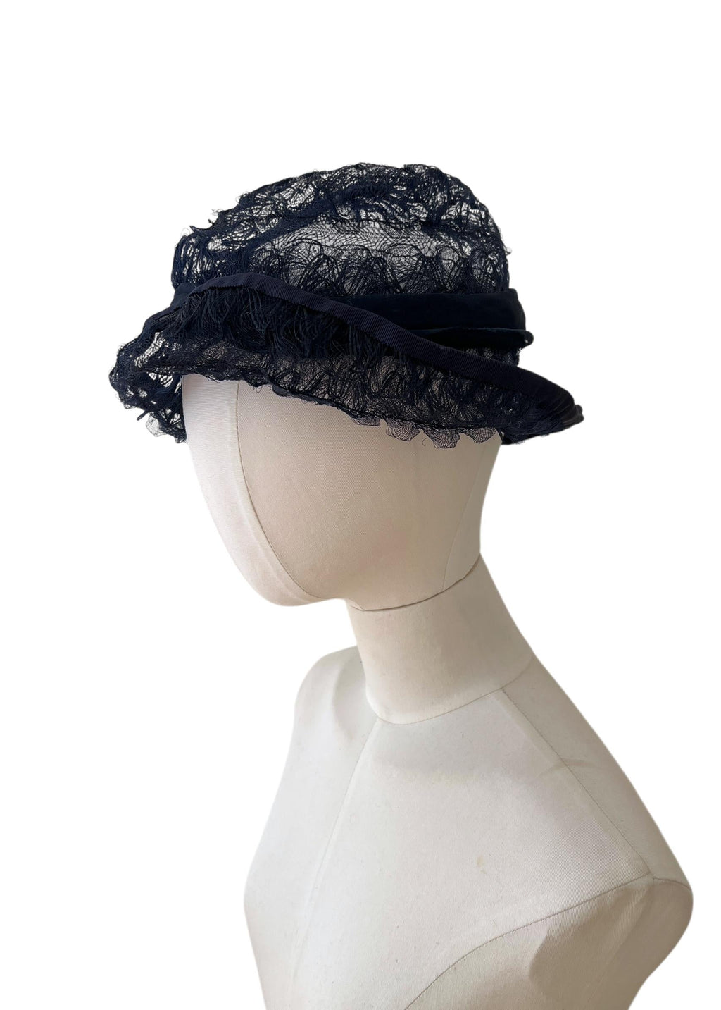 Cappellino lavorato con quello che sembra un filo di nylon con fantasia aperta