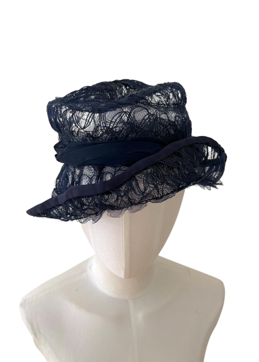 Cappellino lavorato con quello che sembra un filo di nylon con fantasia aperta