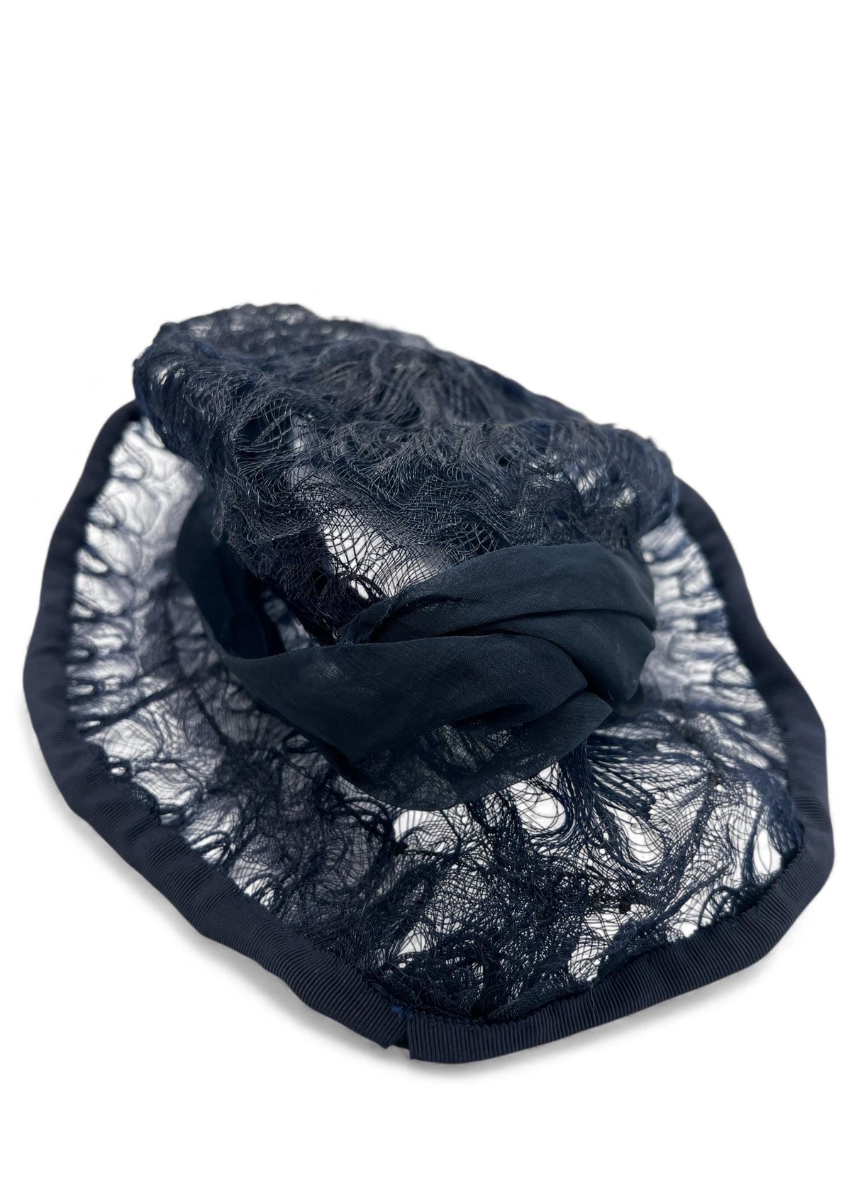 Cappellino lavorato con quello che sembra un filo di nylon con fantasia aperta