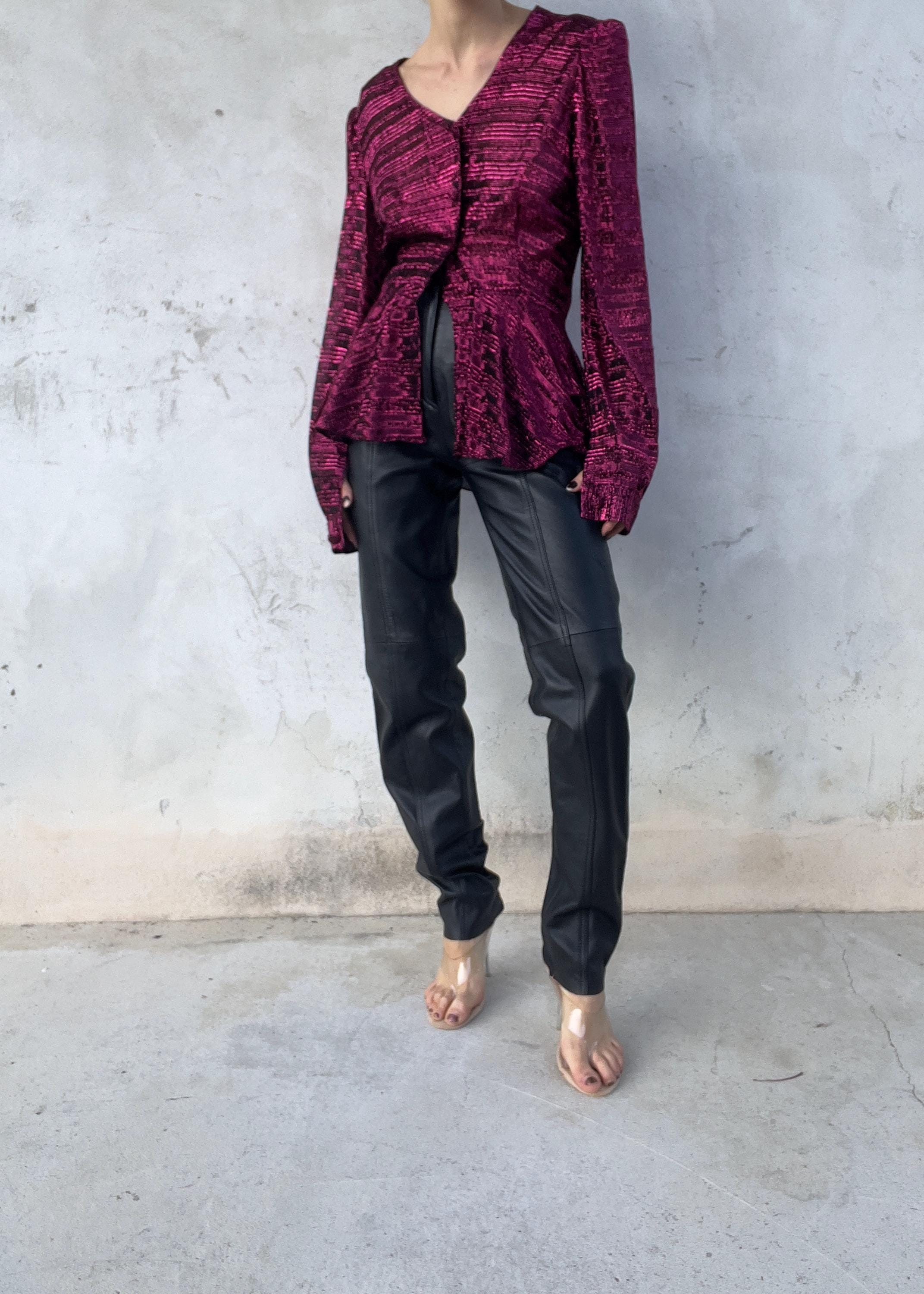 Pantaloni di pelle a vita alta dalla linea affusolata con tasche zip metalliche sul davanti