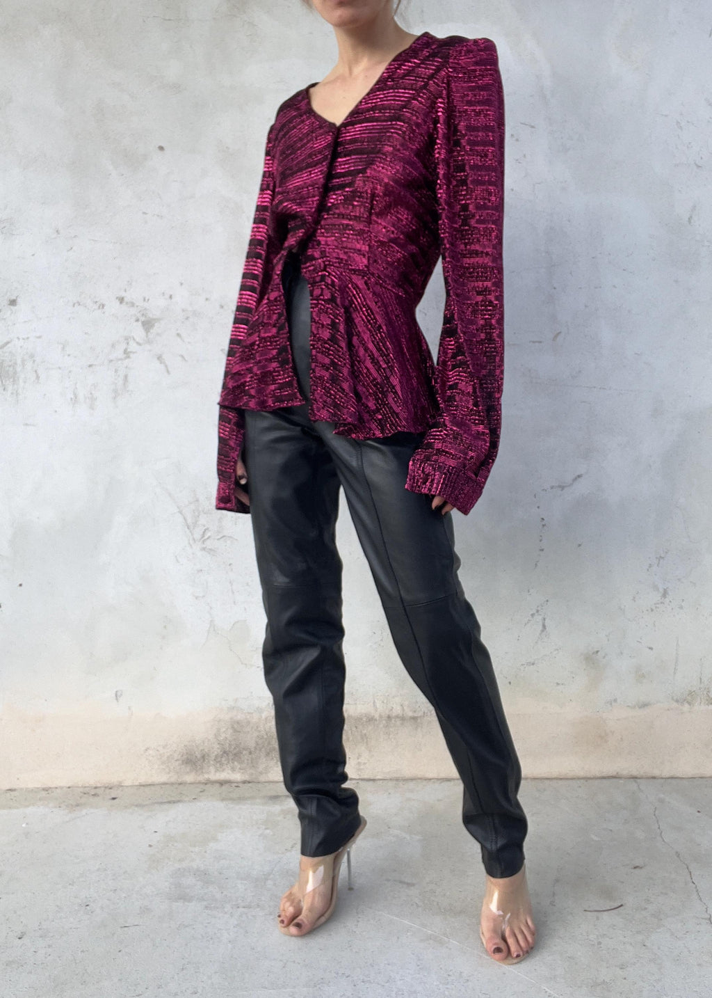 Pantaloni di pelle a vita alta dalla linea affusolata con tasche zip metalliche sul davanti