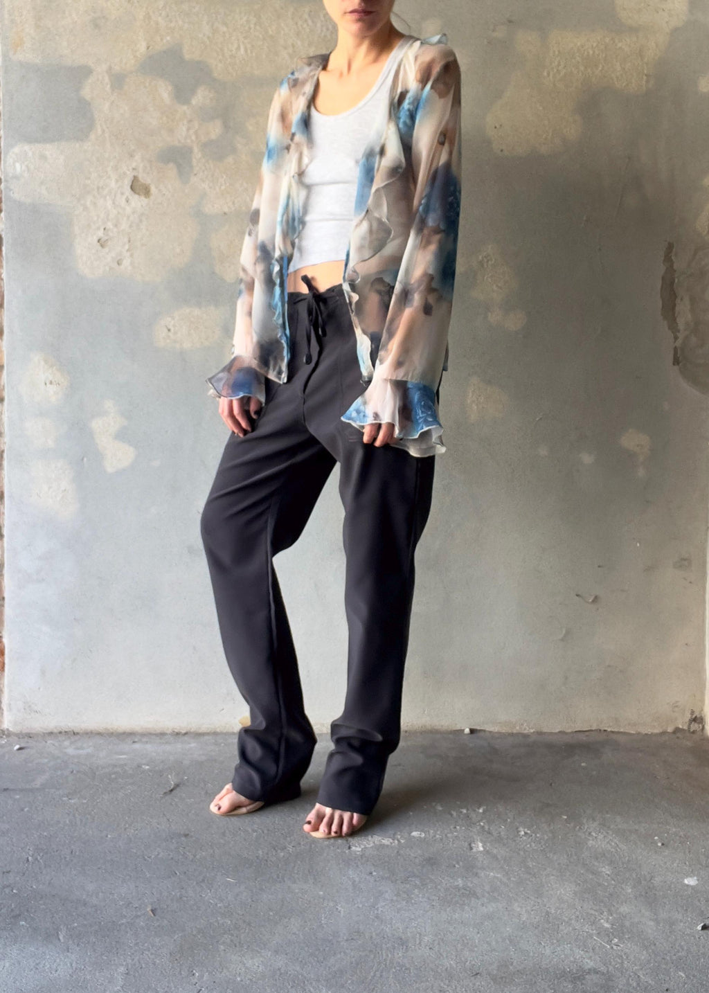 Camicia vintage semitrasparente con fiori blu e Rouches sul collo e manica