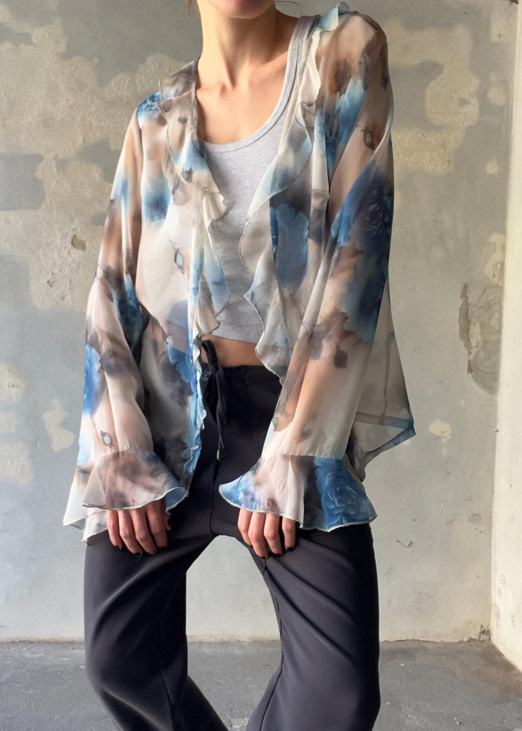Camicia vintage semitrasparente con fiori blu e Rouches sul collo e manica