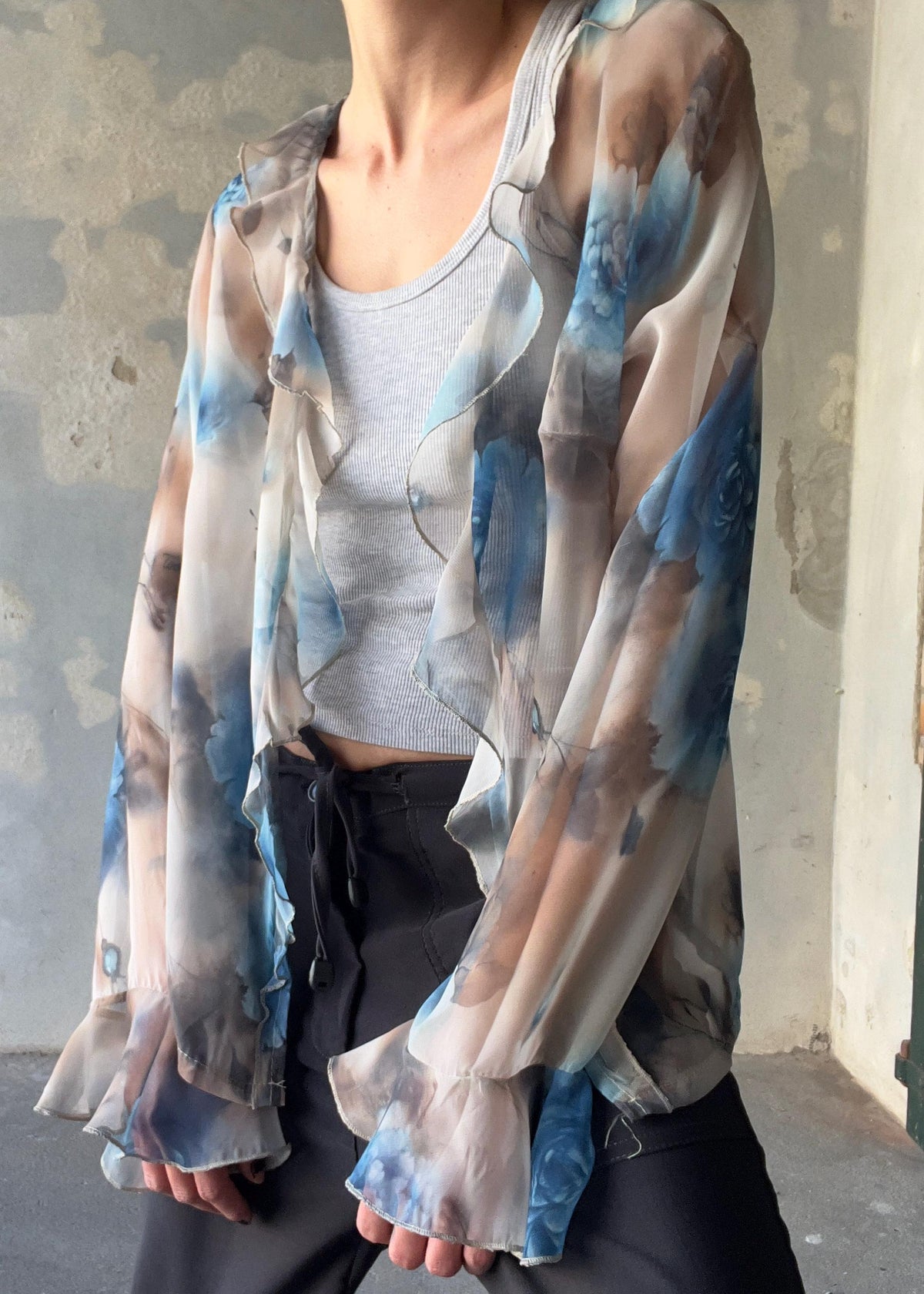 Camicia vintage semitrasparente con fiori blu e Rouches sul collo e manica