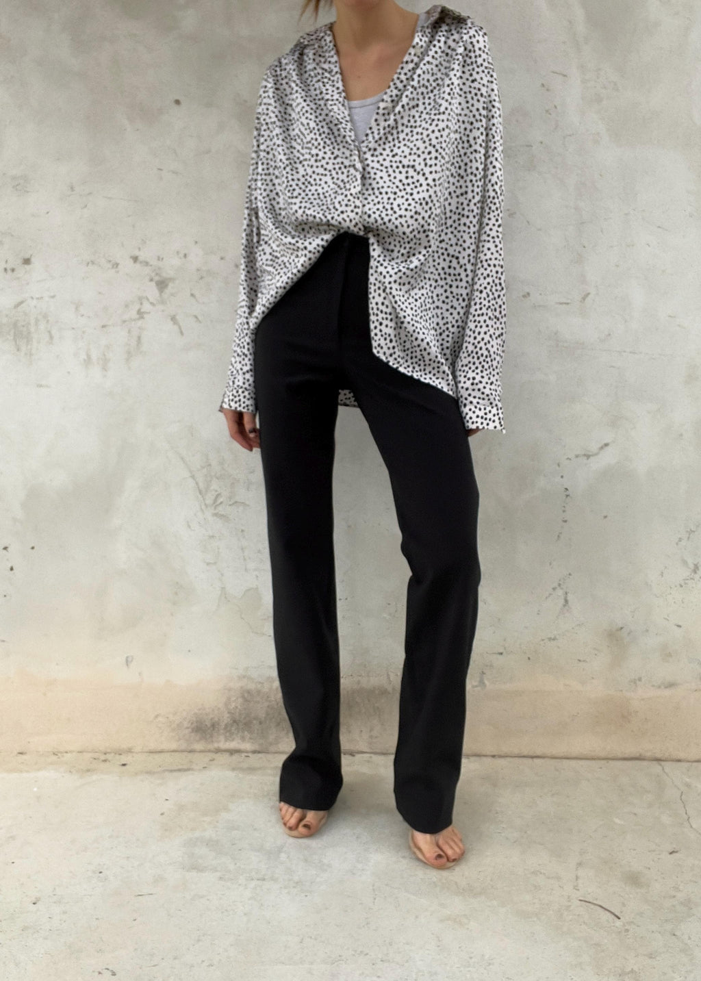 Pantaloni in tessuto nero stretch, a vita alta con gamba dritta