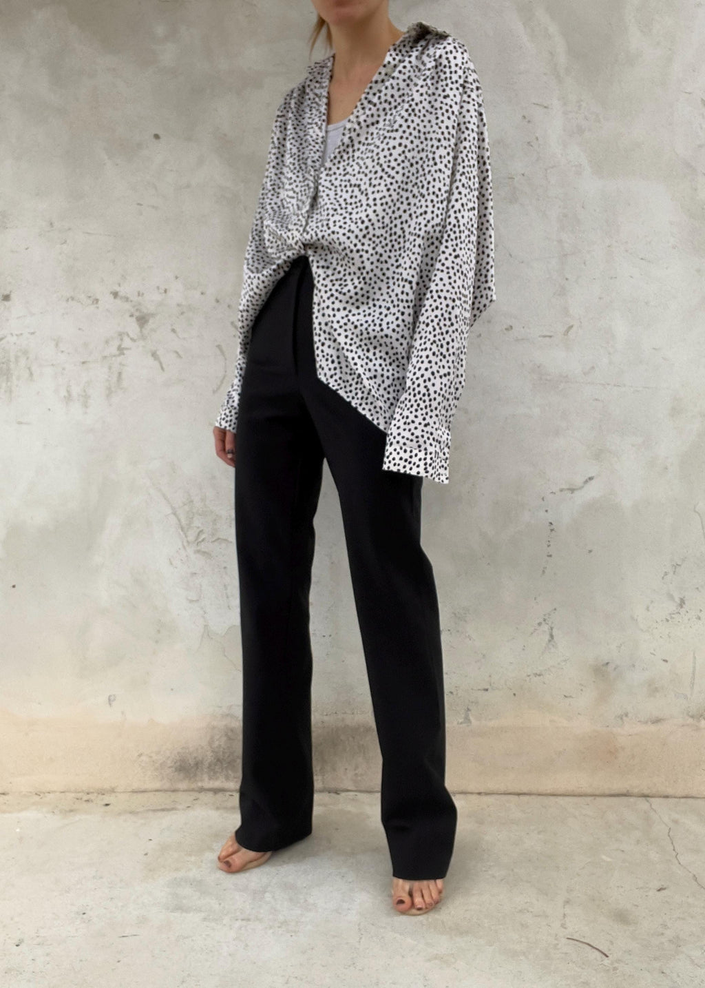 Pantaloni in tessuto nero stretch, a vita alta con gamba dritta