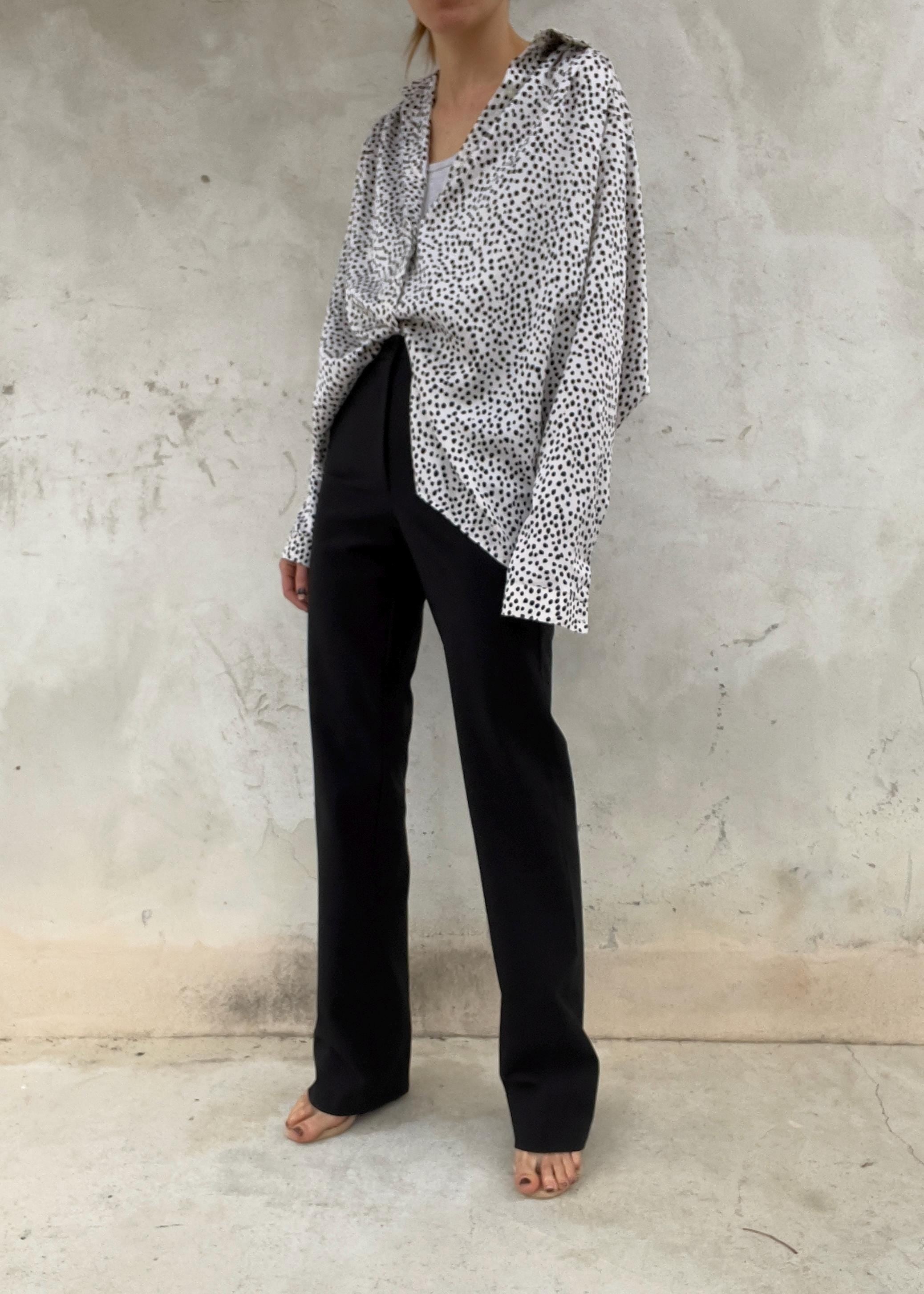 Pantaloni in tessuto nero stretch, a vita alta con gamba dritta