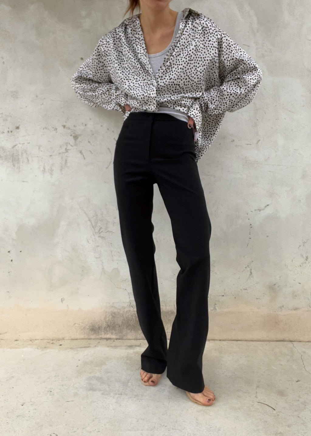 Pantaloni in tessuto nero stretch, a vita alta con gamba dritta
