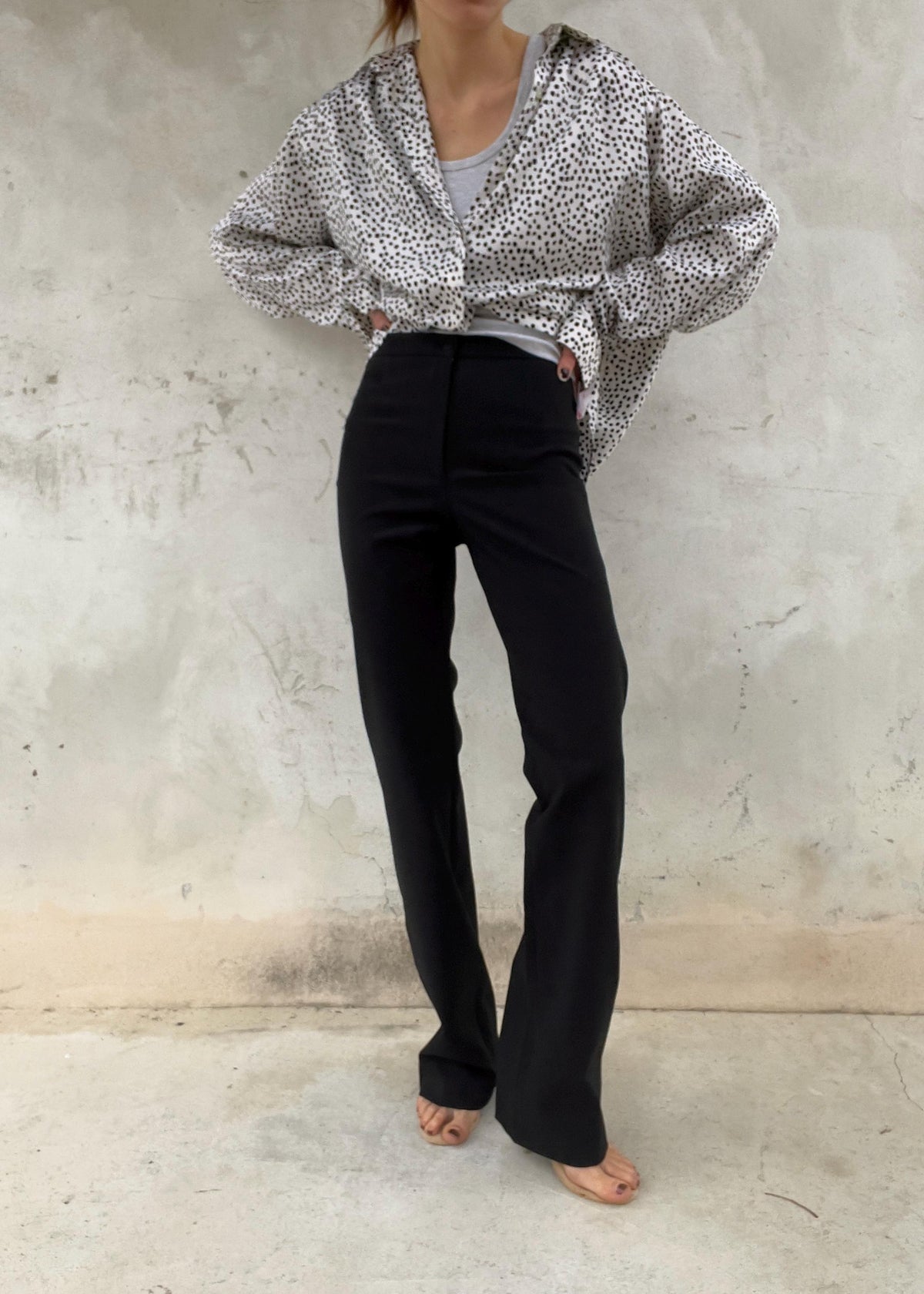 Pantaloni in tessuto nero stretch, a vita alta con gamba dritta