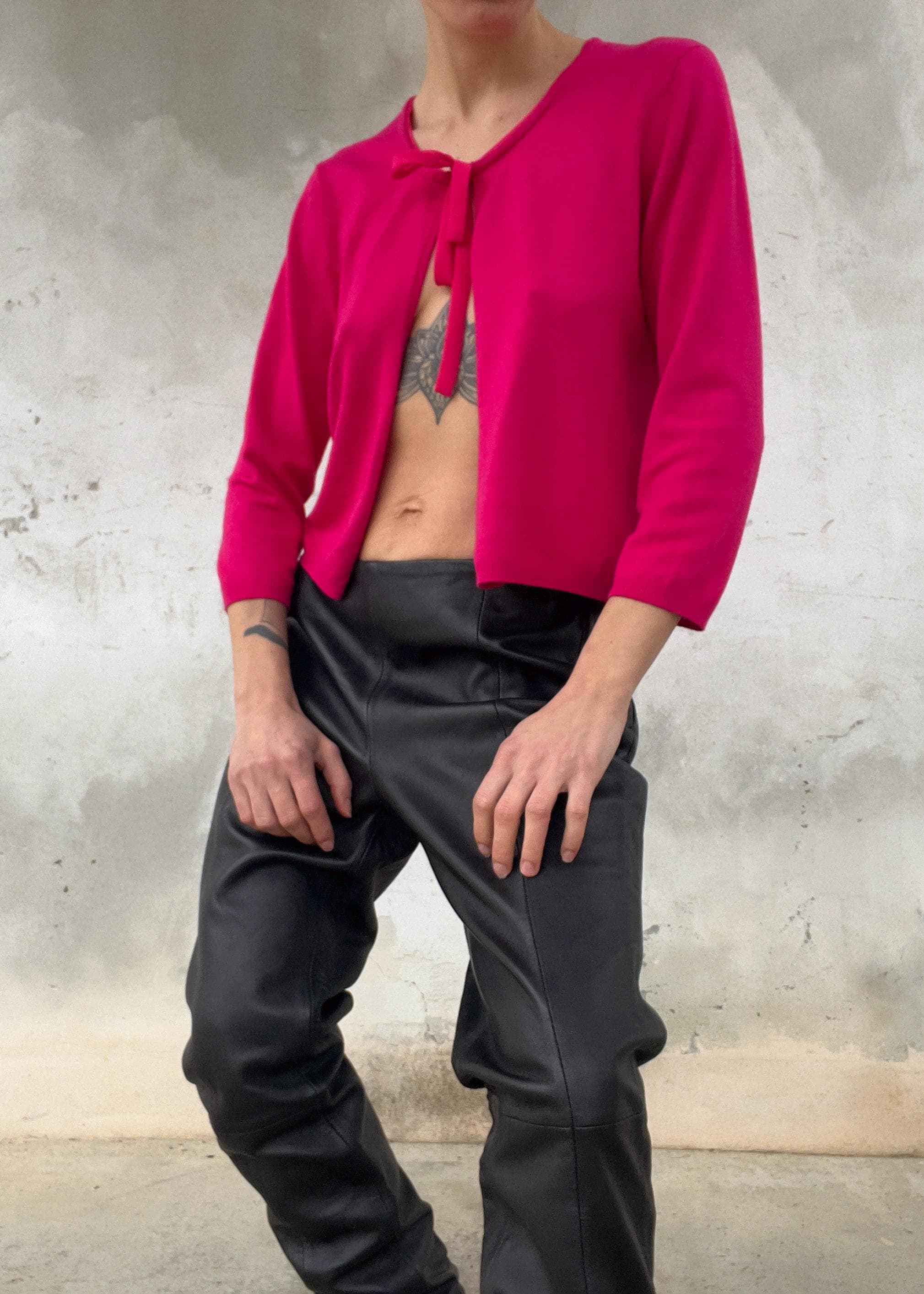 Cardigan crop pop color fuchsia con laccio sul collo Morbidissimo al tatto