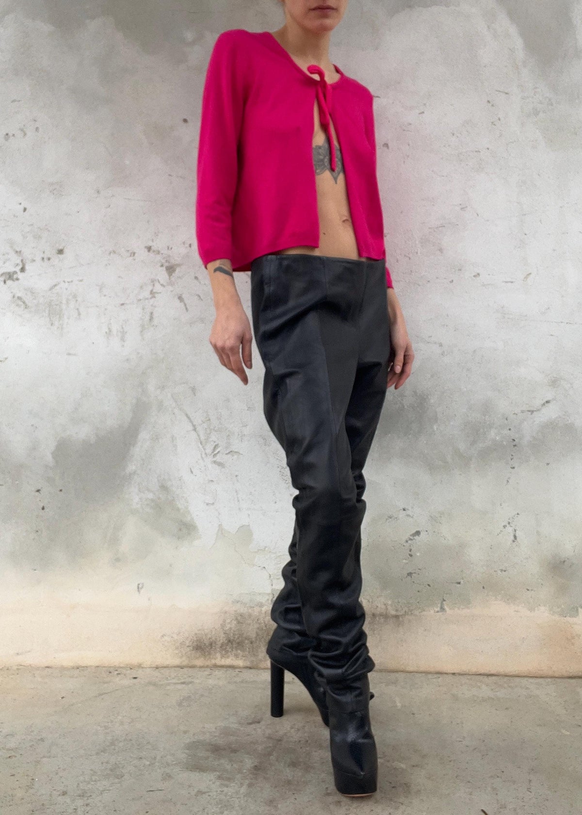 Cardigan crop pop color fuchsia con laccio sul collo Morbidissimo al tatto