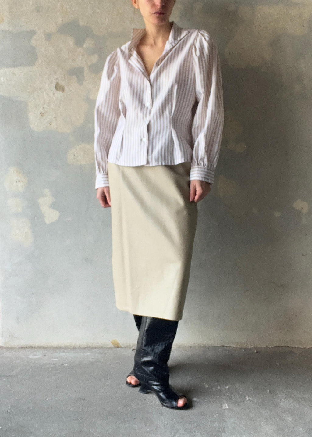 Camicia vintage e righe beige con un filo lurex