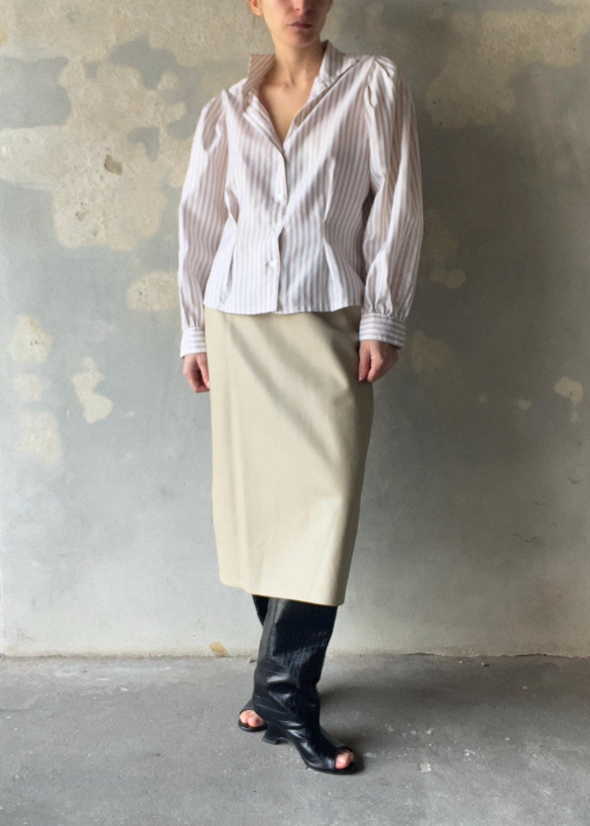 Camicia vintage e righe beige con un filo lurex