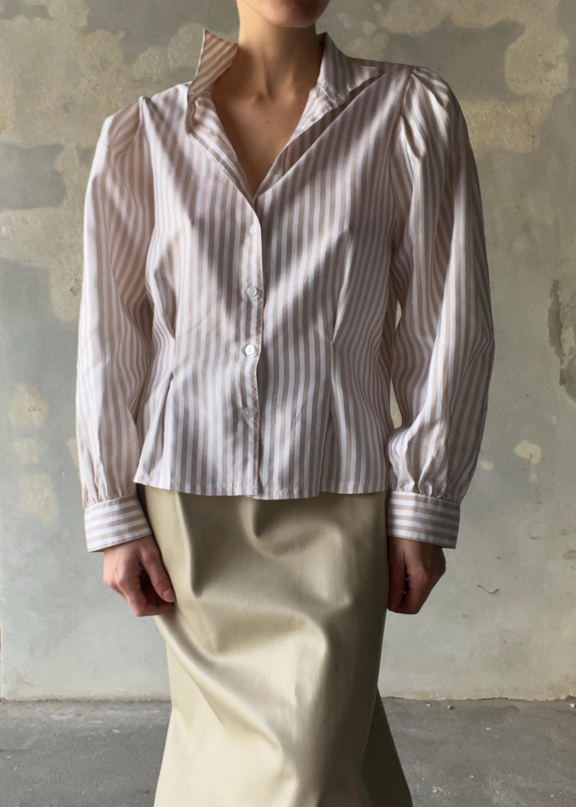 Camicia vintage e righe beige con un filo lurex