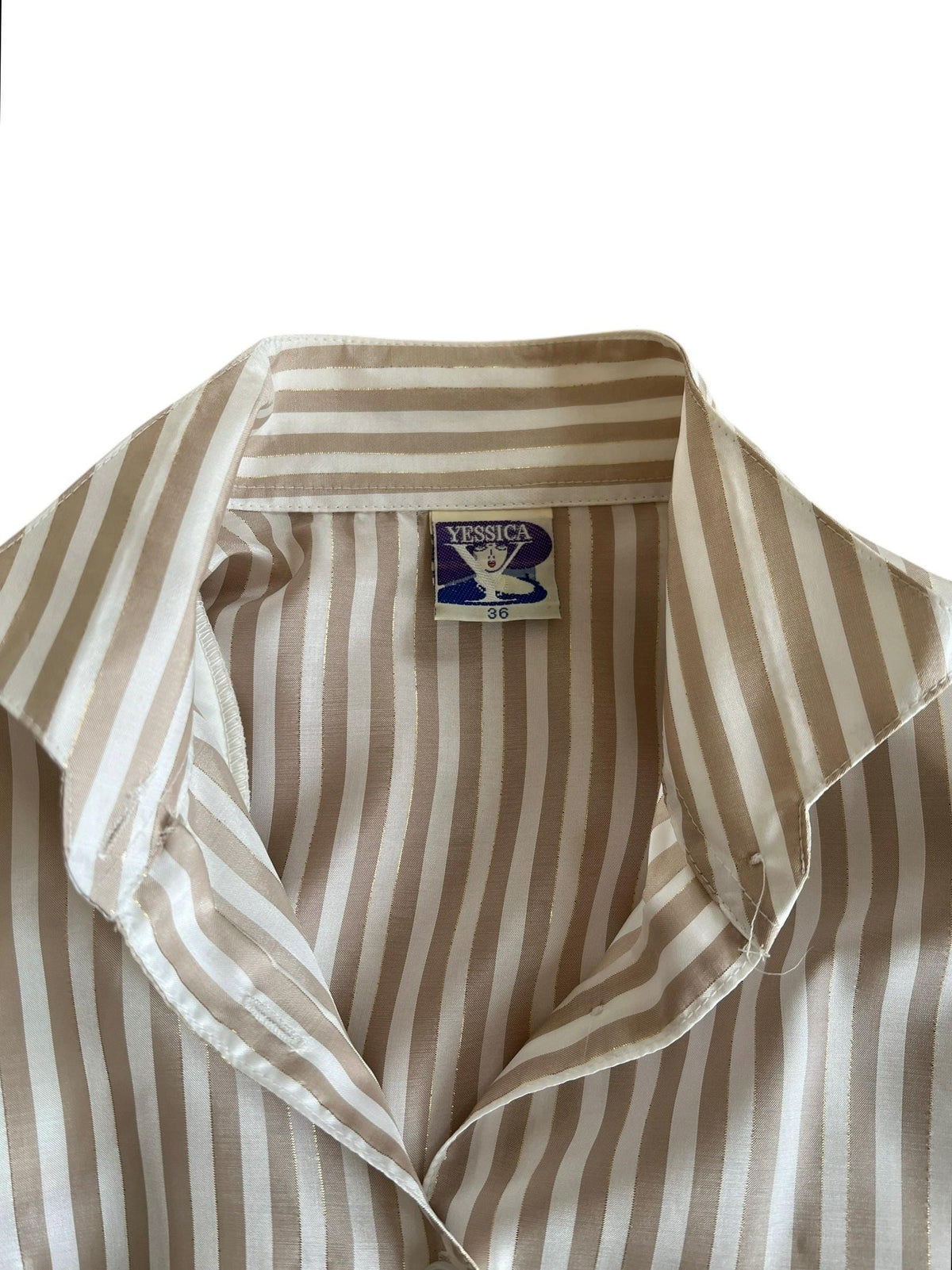 Camicia vintage e righe beige con un filo lurex