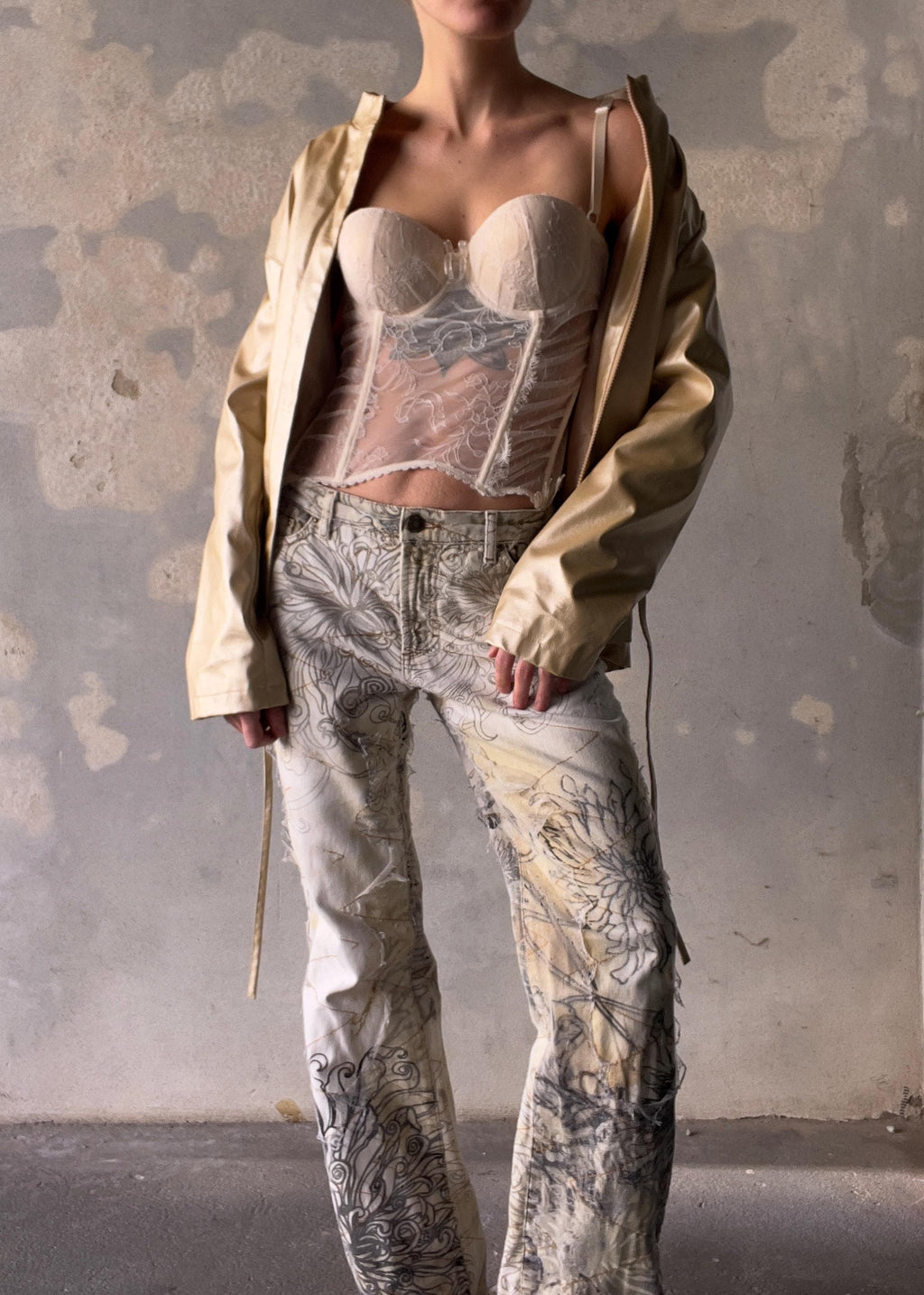 Corsetto in pizzo con stecche e ganci e spalline regolabili