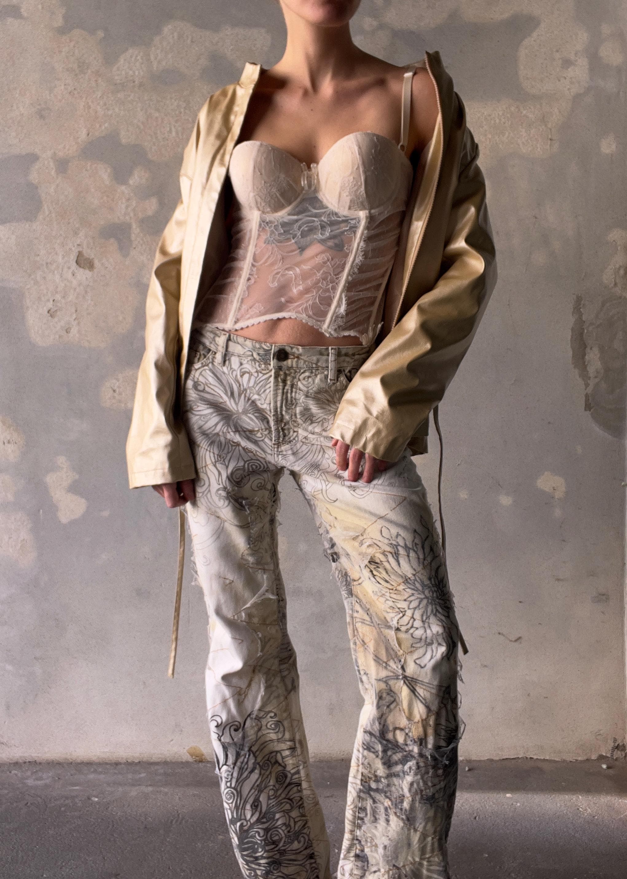 Corsetto in pizzo con stecche e ganci e spalline regolabili