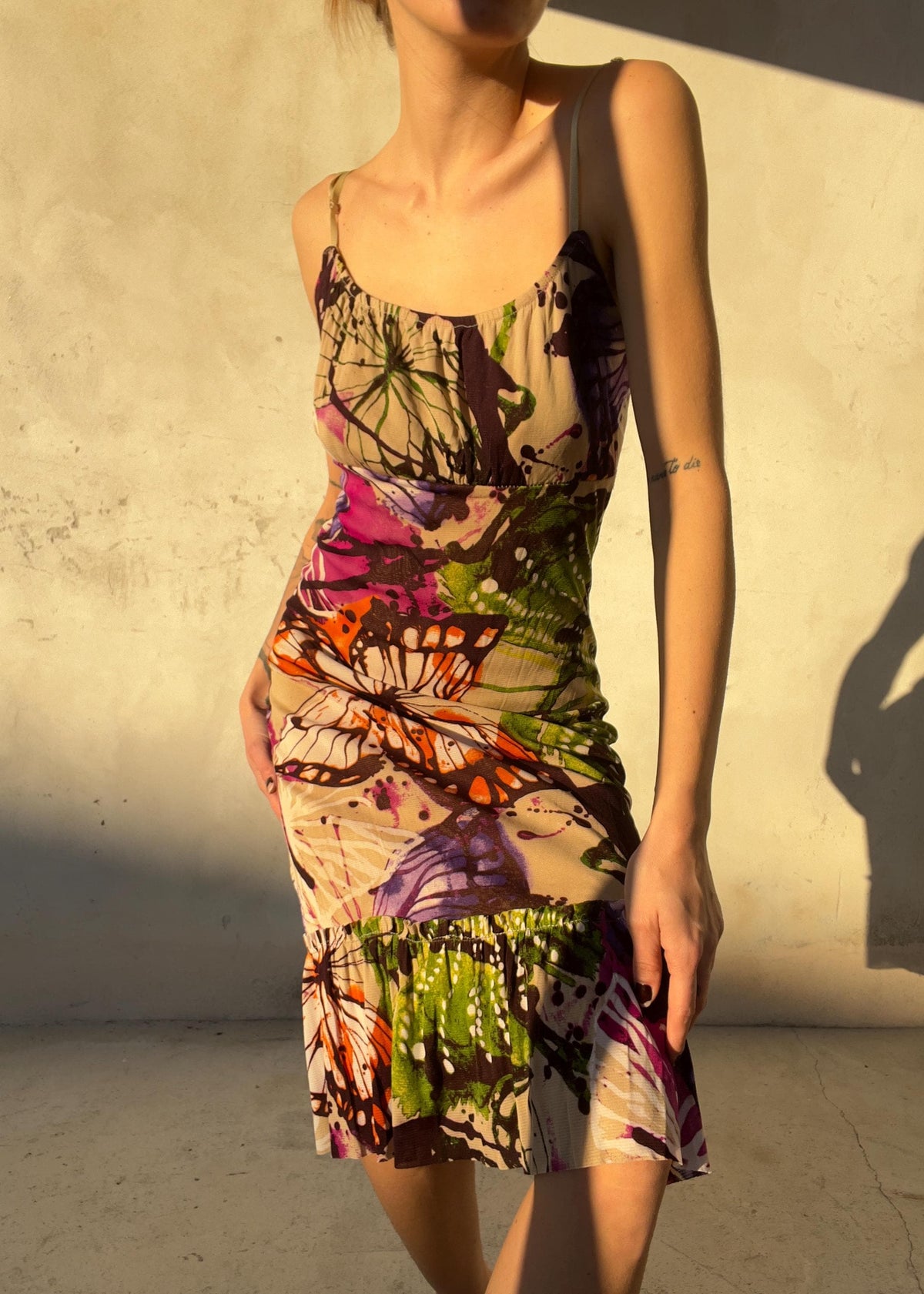 Abito vintage di mesh stampata con fantasia multicolore con farfalle