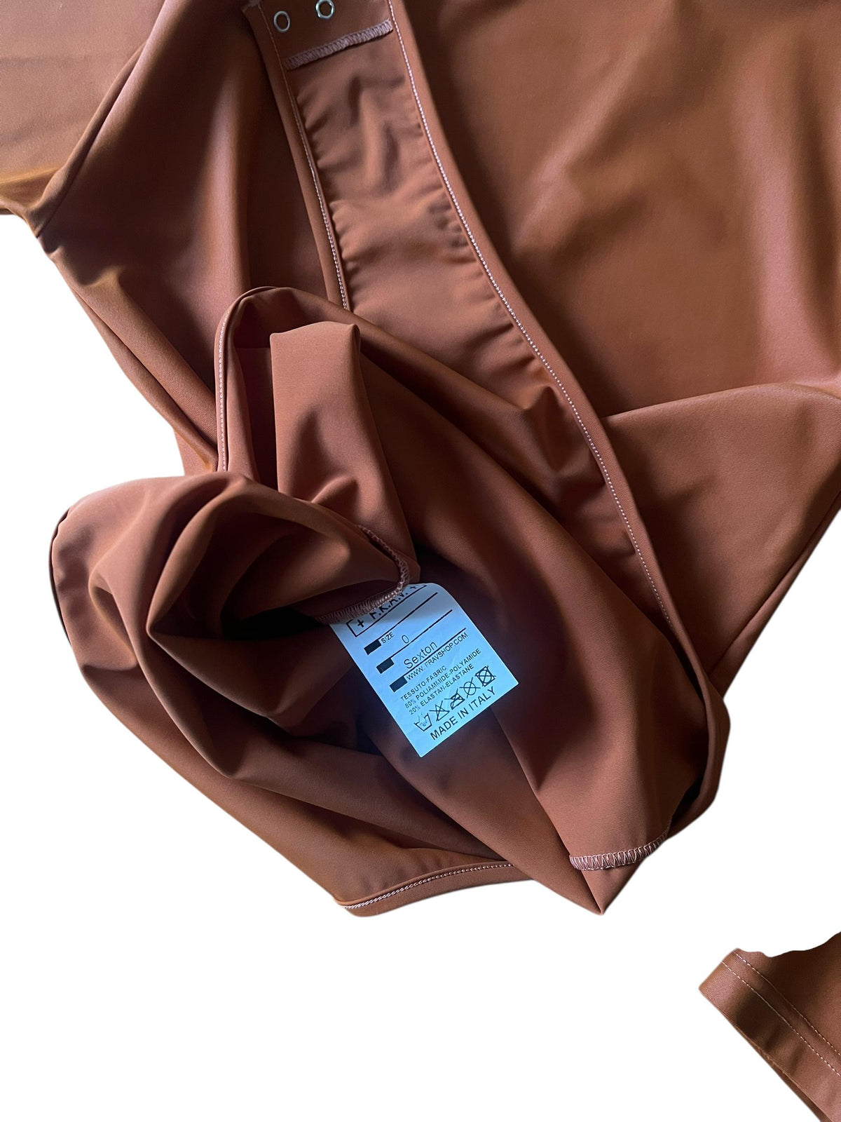 Body in tessuto tecnico color mattone