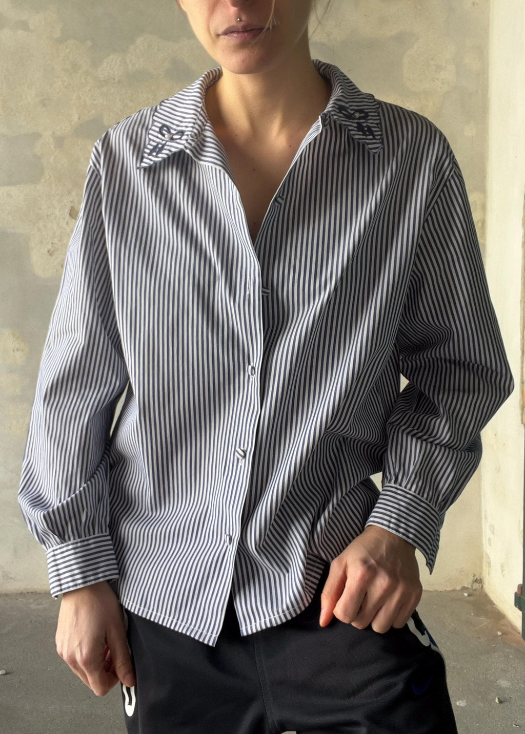 Camicia a righe con colletto ricamato