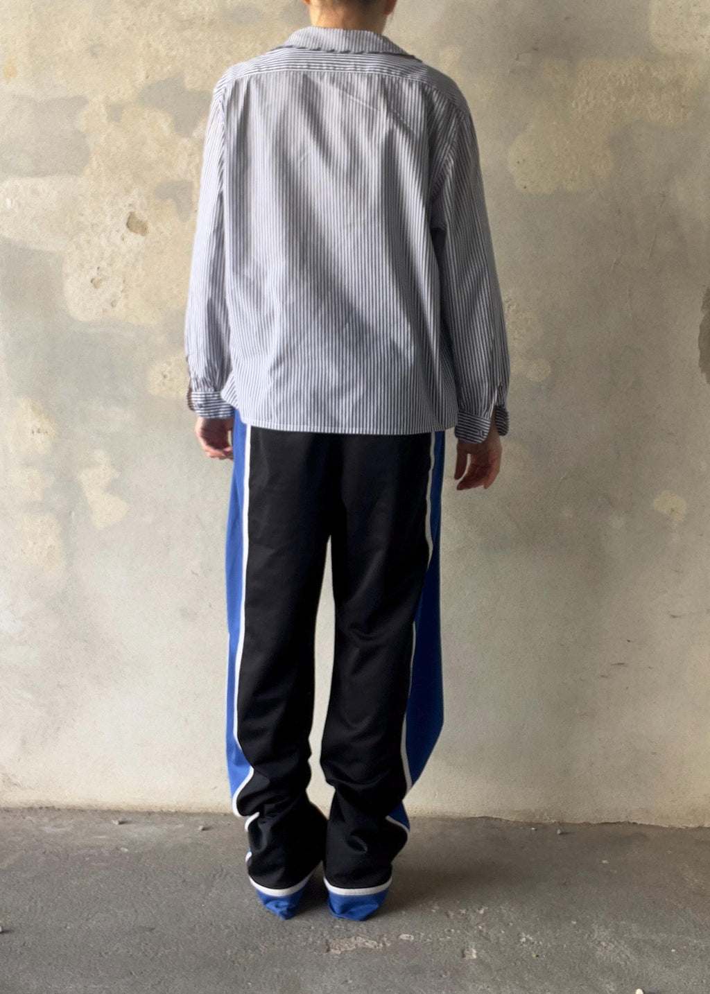 Camicia a righe con colletto ricamato