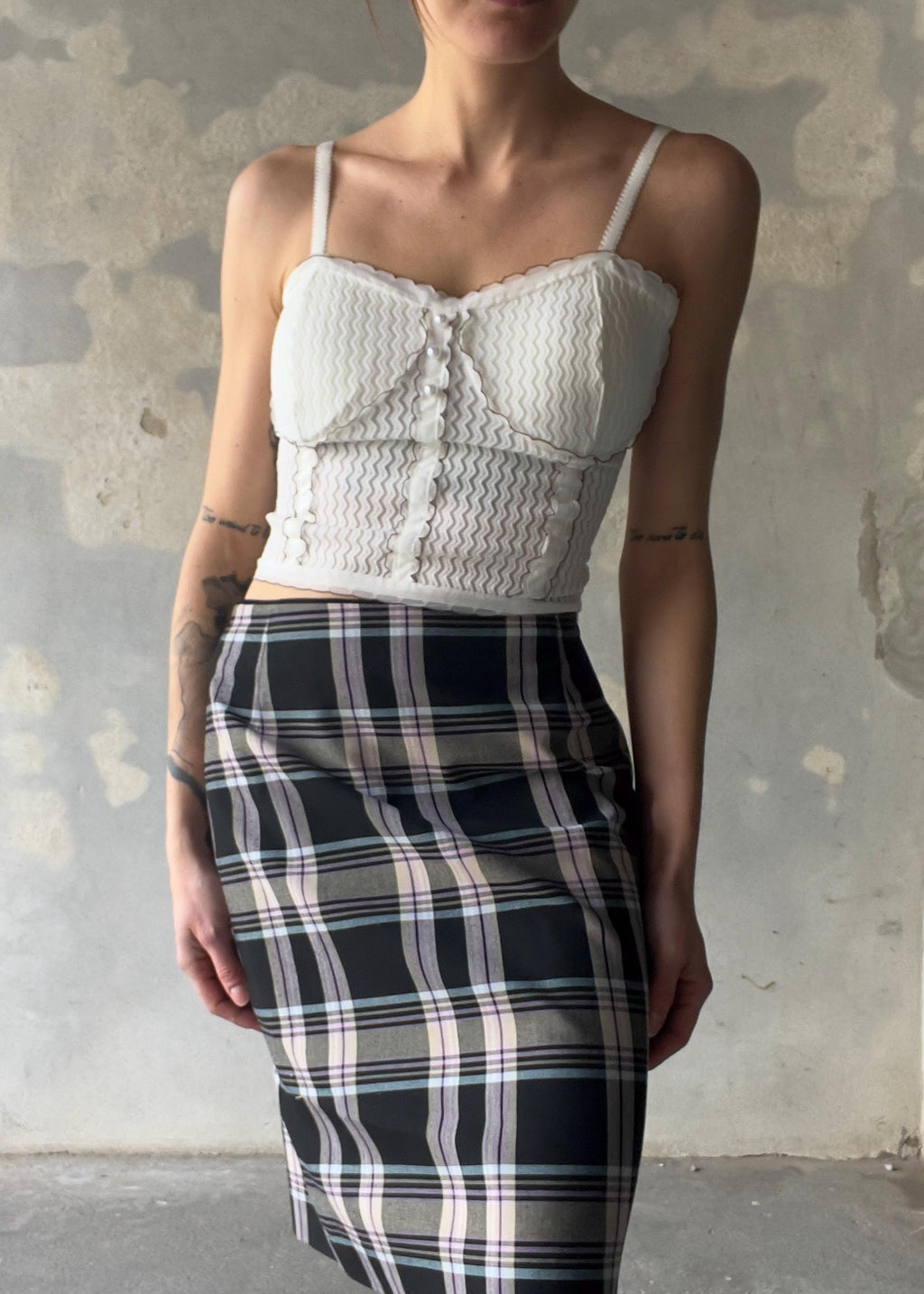 Top corto bianco con bottoni perlati