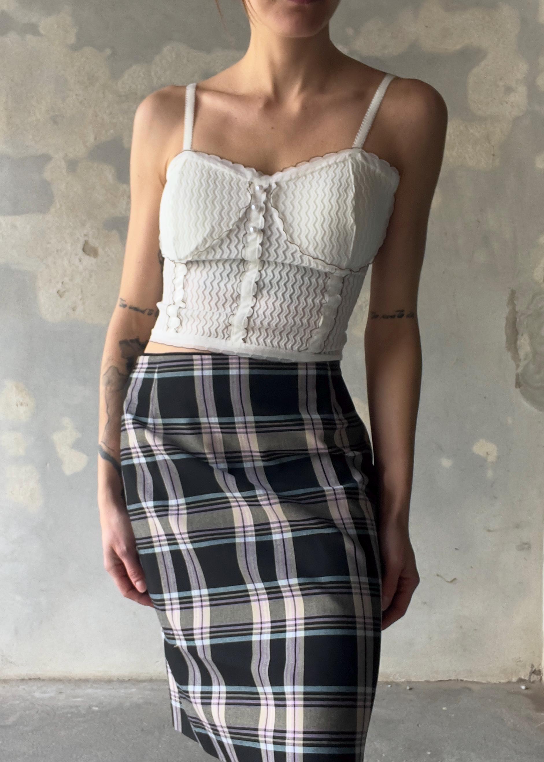 Top corto bianco con bottoni perlati
