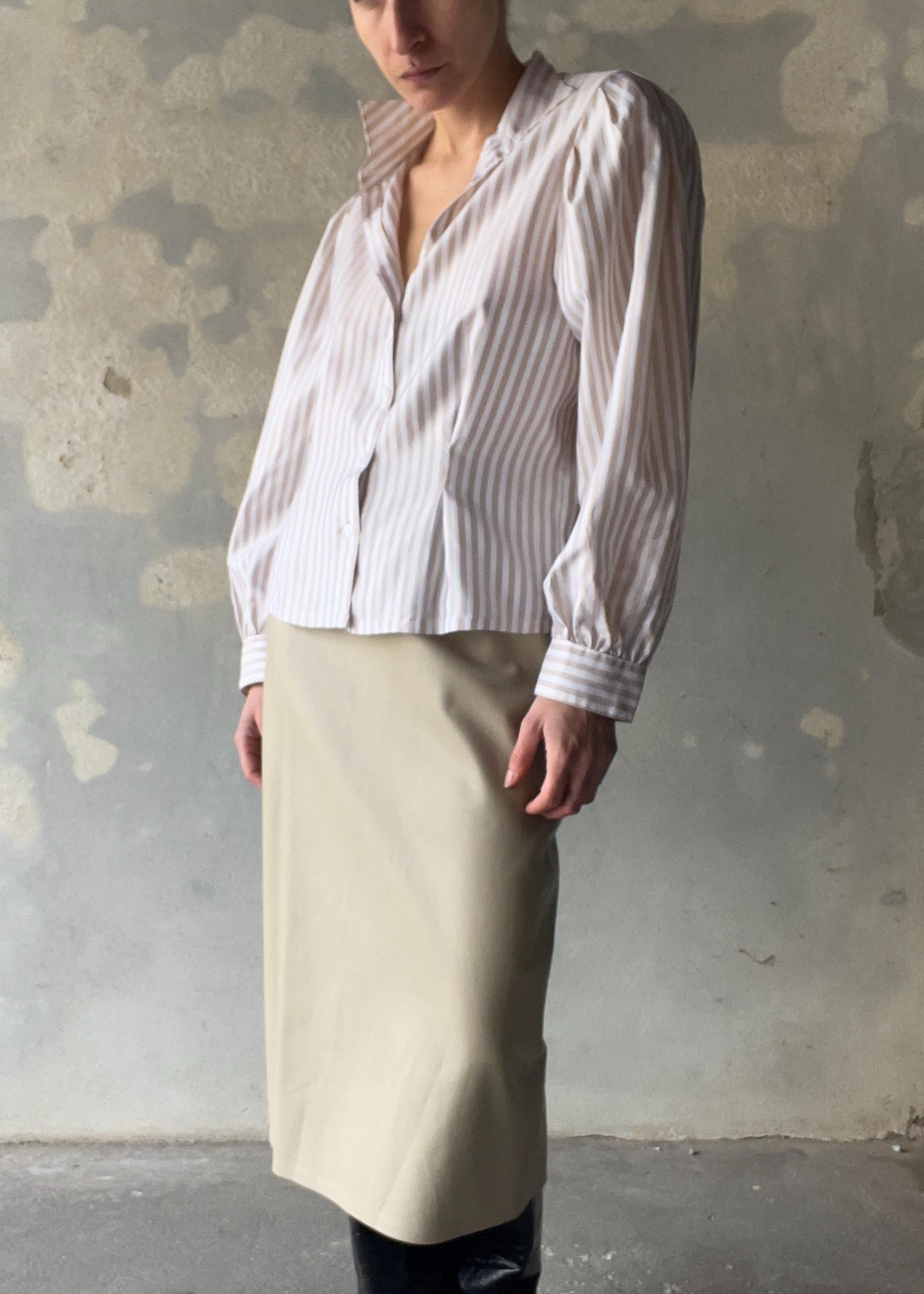 Camicia vintage e righe beige con un filo lurex