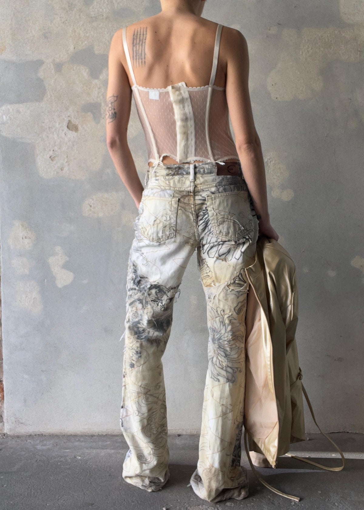 Corsetto in pizzo con stecche e ganci e spalline regolabili