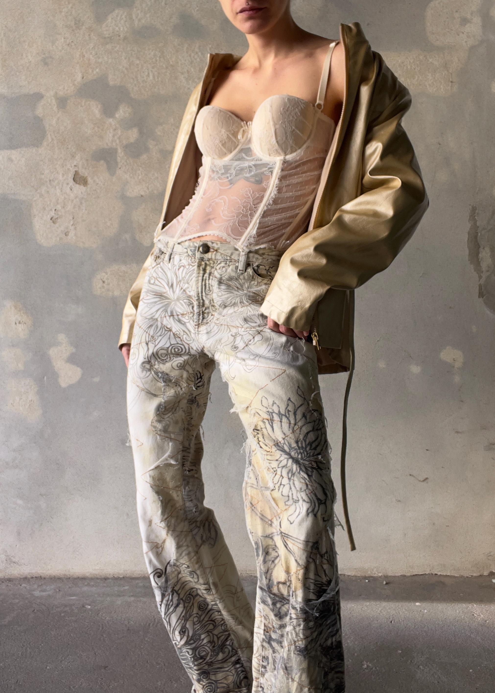Corsetto in pizzo con stecche e ganci e spalline regolabili
