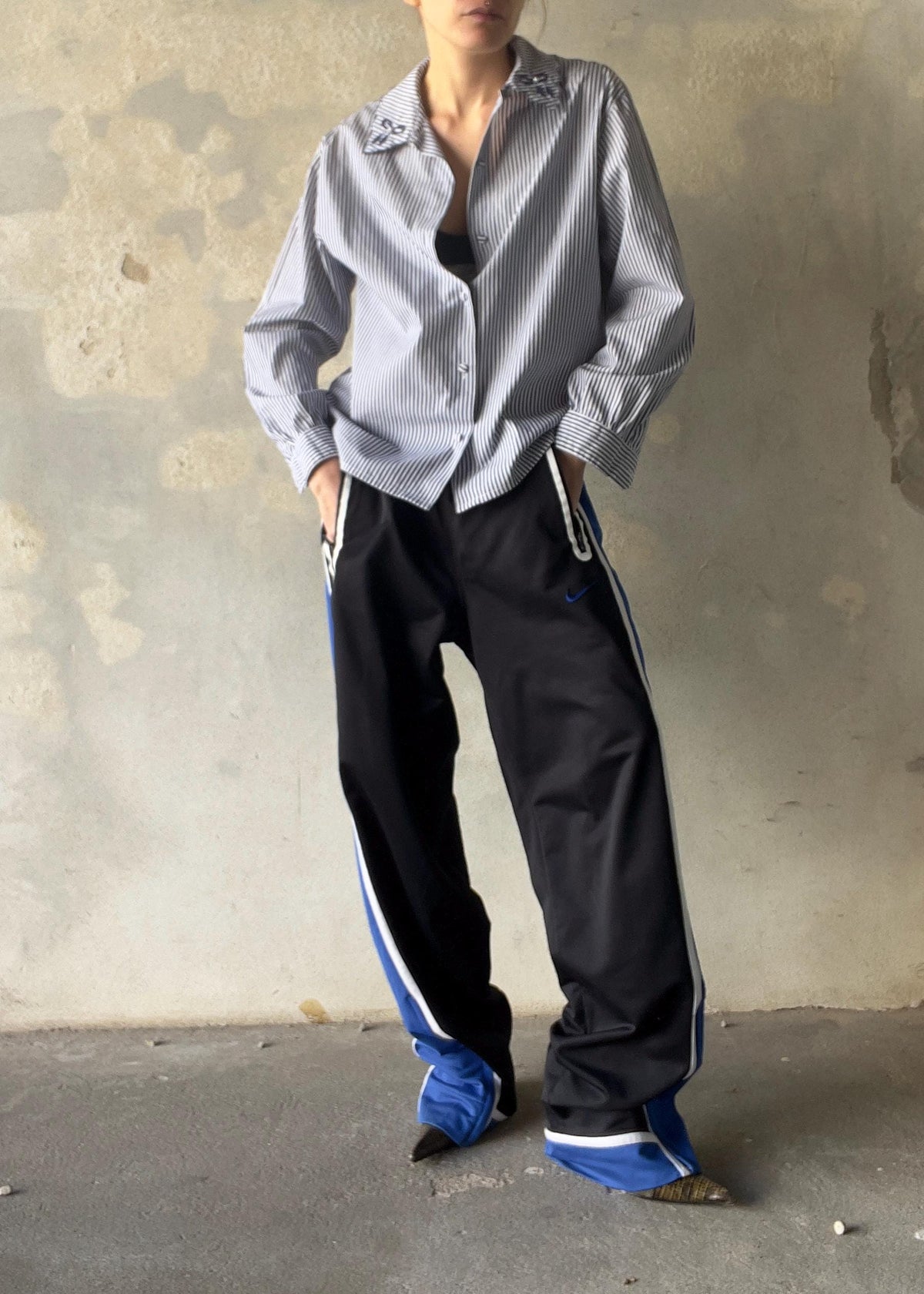 Camicia a righe con colletto ricamato