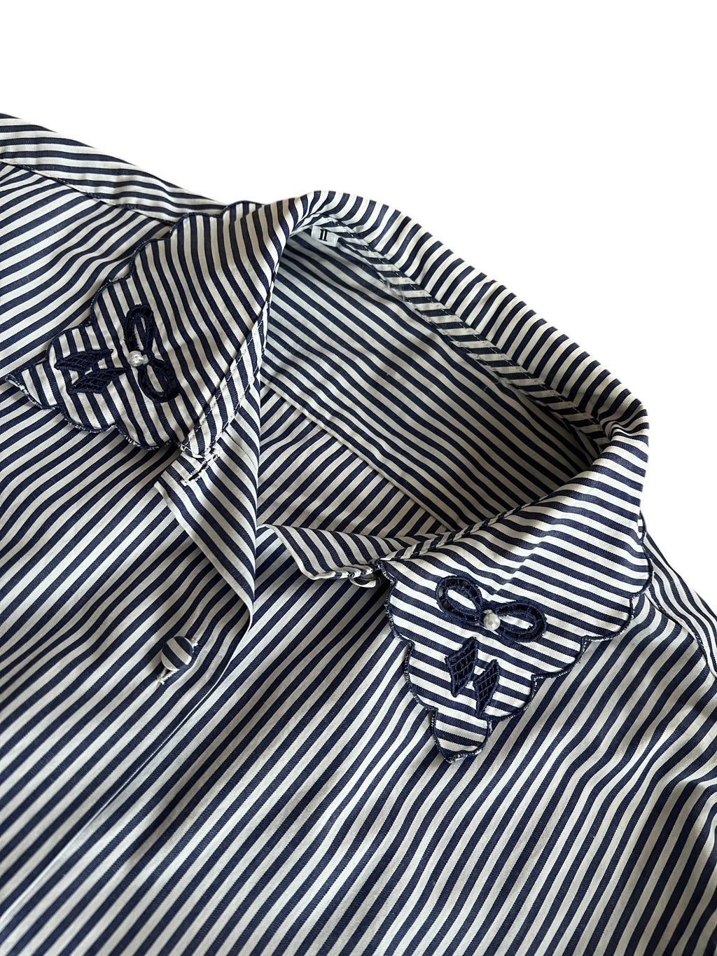 Camicia a righe con colletto ricamato
