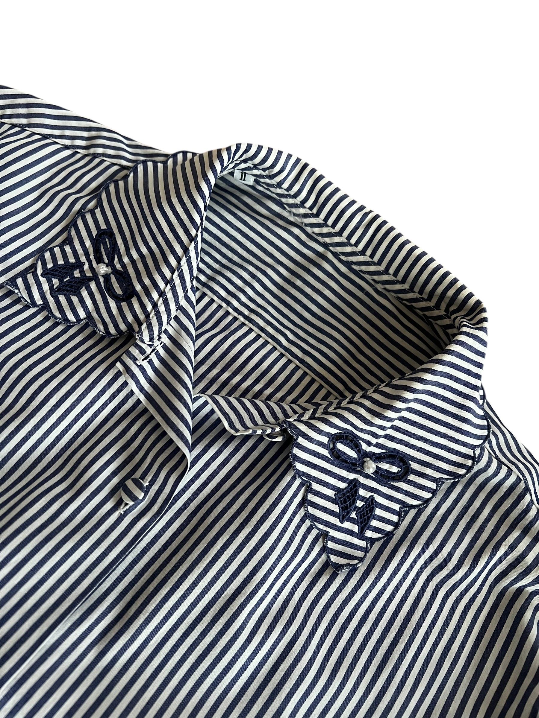 Camicia a righe con colletto ricamato